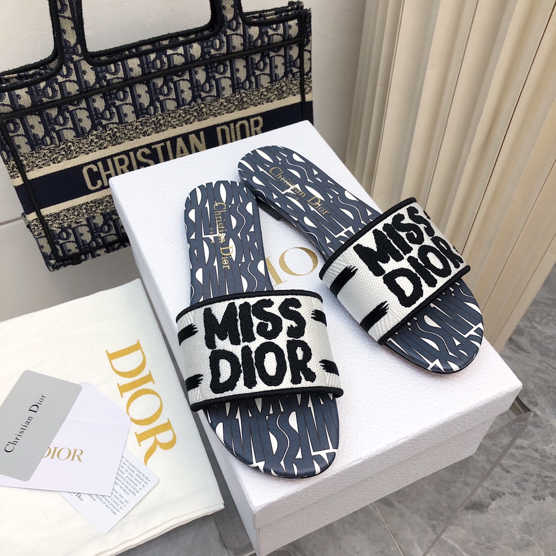 NO:167467,2025-187 Colors New Jacquard Embroidered Sandals in Early Spring ♀ As the main presbyterian embroidery series sandals in D's home, there is a new color every year and it will be out of stock as soon as it is new. The embroidery design has a three-dimensional and exquisite feeling, simple and generous, and is not picky at all. It can be held on any occasion, making people love it. Exclusive customized letter three-dimensional embroidery upper, high-density electric embroidery technology, without any connection, overlap, perfect quality, and complex craftsmanship. Consistent with the original version, comfortable and soft, pay attention to discernment. Italian leather outsole Size35-40 (41 and 42 can be ordered without return and exchange) More than a dozen colors are available, slippers, dior, slippers, Leather soles198609092025- 187号花色 早春新款提花刺绣凉拖鞋♀  作为D家主打款老花刺绣系列凉拖,每年都会新色,一出新就立马断货,刺绣设计有立体感非常精致,简单大方,完全不挑人,任何场合都能hold住,让人爱不释手 独家订制字母立体刺绣鞋面,高密度电绣工艺,没有任何的连线、重合,完美品质,复杂工艺.与原版一致,舒适柔软,注意辨别.意大利真皮大底Size35-40（41、42可订不退换）十几种颜色可选,拖鞋,dior,slippers,Leather soles,Women's Shoes