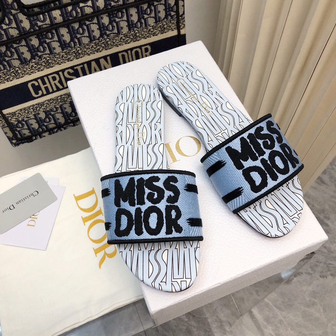 NO:167469,2025-188 Colors, New Jacquard Embroidered Sandals in Early Spring, As the main style of D's presbyterian embroidery series sandals, there are new colors every year, and they are out of stock as soon as they are new. The embroidery design has a three-dimensional and exquisite feeling, simple and generous, and is not picky at all. It can be held on any occasion, making people love it. Exclusive customized letter three-dimensional embroidery upper, high-density electric embroidery technology, without any connection, overlap, perfect quality, and complex craftsmanship. Consistent with the original version, comfortable and soft, pay attention to discernment. Italian leather outsole Size35-40 (41 and 42 can be ordered without return and exchange) More than a dozen colors are available, slippers, dior, slippers, Leather soles198609092025- 188号花色 早春新款提花刺绣凉拖鞋♀  作为D家主打款老花刺绣系列凉拖,每年都会新色,一出新就立马断货,刺绣设计有立体感非常精致,简单大方,完全不挑人,任何场合都能hold住,让人爱不释手 独家订制字母立体刺绣鞋面,高密度电绣工艺,没有任何的连线、重合,完美品质,复杂工艺.与原版一致,舒适柔软,注意辨别.意大利真皮大底Size35-40（41、42可订不退换）十几种颜色可选,拖鞋,dior,slippers,Leather soles,Women's Shoes