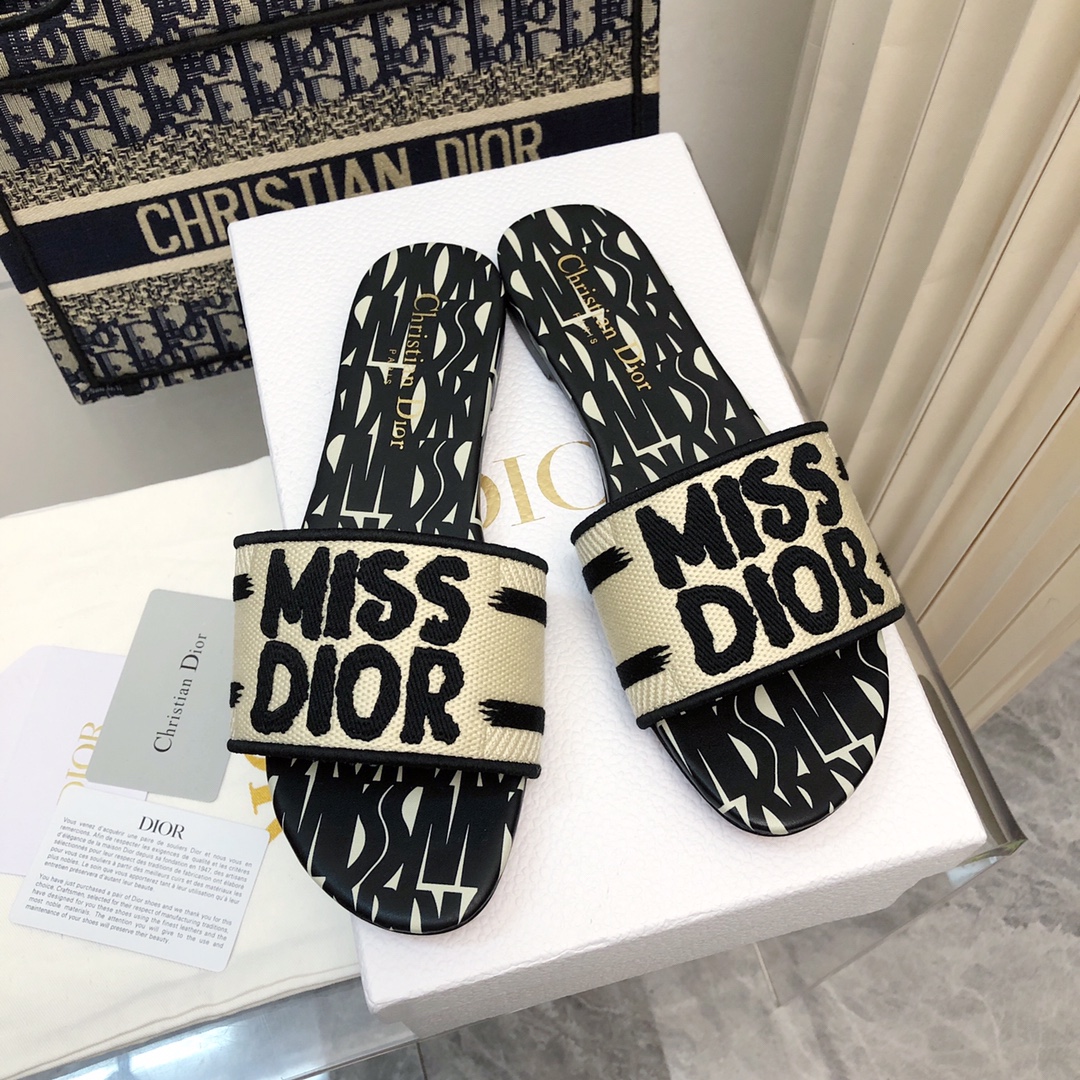 NO:167471,2025-189 Colors, New Jacquard Embroidered Sandals in Early Spring, As the main style of D's presbyterian embroidery series sandals, there are new colors every year, and they are out of stock as soon as they are new. The embroidery design has a three-dimensional and exquisite feeling, simple and generous, and is not picky at all. It can be held on any occasion, making people love it. Exclusive customized letter three-dimensional embroidery upper, high-density electric embroidery technology, without any connection, overlap, perfect quality, and complex craftsmanship. Consistent with the original version, comfortable and soft, pay attention to discernment. Italian leather outsole Size35-40 (41 and 42 can be ordered without return and exchange) More than a dozen colors are available, slippers, dior, slippers, Leather soles198609092025- 189号花色 早春新款提花刺绣凉拖鞋♀  作为D家主打款老花刺绣系列凉拖,每年都会新色,一出新就立马断货,刺绣设计有立体感非常精致,简单大方,完全不挑人,任何场合都能hold住,让人爱不释手 独家订制字母立体刺绣鞋面,高密度电绣工艺,没有任何的连线、重合,完美品质,复杂工艺.与原版一致,舒适柔软,注意辨别.意大利真皮大底Size35-40（41、42可订不退换）十几种颜色可选,拖鞋,dior,slippers,Leather soles,Women's Shoes