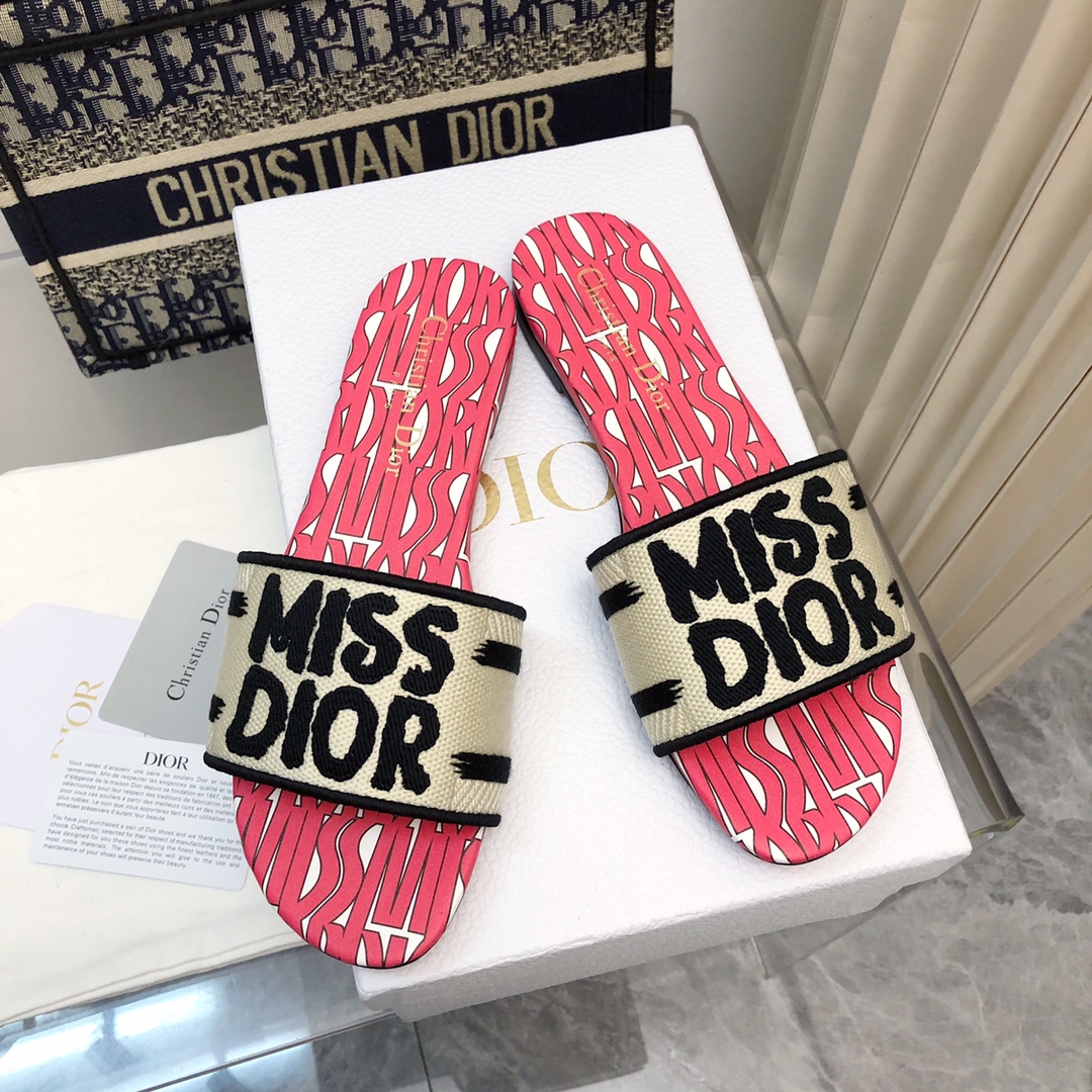 NO:167473,2025-190 Colors, New Jacquard Embroidered Sandals in Early Spring, As the main style of D's presbyterian embroidery series sandals, there are new colors every year, and they are out of stock as soon as they are new. The embroidery design has a three-dimensional and exquisite feeling, simple and generous, and is not picky at all. It can be held on any occasion, making people love it. Exclusive customized letter three-dimensional embroidery upper, high-density electric embroidery technology, without any connection, overlap, perfect quality, and complex craftsmanship. Consistent with the original version, comfortable and soft, pay attention to discernment. Italian leather outsole Size35-40 (41 and 42 can be ordered without return and exchange) More than a dozen colors are available, slippers, dior, slippers, Leather soles198609092025- 190号花色 早春新款提花刺绣凉拖鞋♀  作为D家主打款老花刺绣系列凉拖,每年都会新色,一出新就立马断货,刺绣设计有立体感非常精致,简单大方,完全不挑人,任何场合都能hold住,让人爱不释手 独家订制字母立体刺绣鞋面,高密度电绣工艺,没有任何的连线、重合,完美品质,复杂工艺.与原版一致,舒适柔软,注意辨别.意大利真皮大底Size35-40（41、42可订不退换）十几种颜色可选,拖鞋,dior,slippers,Leather soles,Women's Shoes