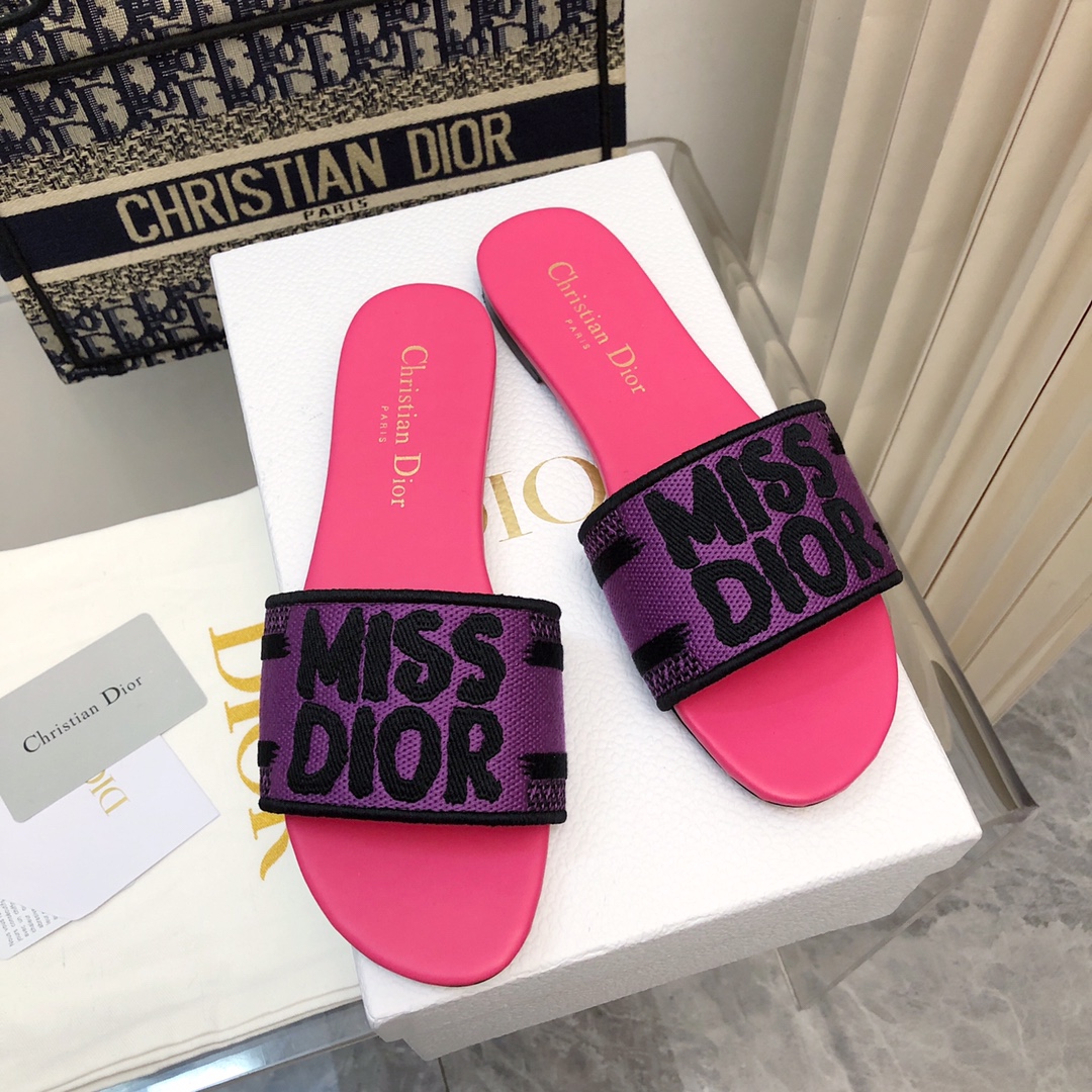 NO:167456,2025-191 Colors, New Jacquard Embroidered Sandals in Early Spring, As the main style of D's presbyterian embroidery series sandals, there are new colors every year, and they are out of stock as soon as they are new. The embroidery design has a three-dimensional and exquisite feeling, simple and generous, and is not picky at all. It can be held on any occasion, making people love it. Exclusive customized letter three-dimensional embroidery upper, high-density electric embroidery technology, without any connection, overlap, perfect quality, and complex craftsmanship. Consistent with the original version, comfortable and soft, pay attention to discernment. Italian leather outsole Size35-40 (41 and 42 can be ordered without return and exchange) More than a dozen colors are available, slippers, dior, slippers, Leather soles198609092025- 191号花色 早春新款提花刺绣凉拖鞋♀  作为D家主打款老花刺绣系列凉拖,每年都会新色,一出新就立马断货,刺绣设计有立体感非常精致,简单大方,完全不挑人,任何场合都能hold住,让人爱不释手 独家订制字母立体刺绣鞋面,高密度电绣工艺,没有任何的连线、重合,完美品质,复杂工艺.与原版一致,舒适柔软,注意辨别.意大利真皮大底Size35-40（41、42可订不退换）十几种颜色可选,拖鞋,dior,slippers,Leather soles,Women's Shoes