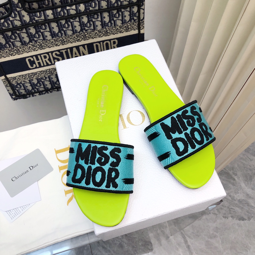 NO:167458,2025-192 Colors, New Jacquard Embroidered Sandals in Early Spring, As the main style of D's presbyterian embroidery series sandals, there are new colors every year, and they are out of stock as soon as they are new. The embroidery design has a three-dimensional and exquisite feeling, simple and generous, and is not picky at all. It can be held on any occasion, making people love it. Exclusive customized letter three-dimensional embroidery upper, high-density electric embroidery technology, without any connection, overlap, perfect quality, and complex craftsmanship. Consistent with the original version, comfortable and soft, pay attention to discernment. Italian leather outsole Size35-40 (41 and 42 can be ordered without return and exchange) More than a dozen colors are available, slippers, dior, slippers, Leather soles198609092025- 192号花色 早春新款提花刺绣凉拖鞋♀  作为D家主打款老花刺绣系列凉拖,每年都会新色,一出新就立马断货,刺绣设计有立体感非常精致,简单大方,完全不挑人,任何场合都能hold住,让人爱不释手 独家订制字母立体刺绣鞋面,高密度电绣工艺,没有任何的连线、重合,完美品质,复杂工艺.与原版一致,舒适柔软,注意辨别.意大利真皮大底Size35-40（41、42可订不退换）十几种颜色可选,拖鞋,dior,slippers,Leather soles,Women's Shoes