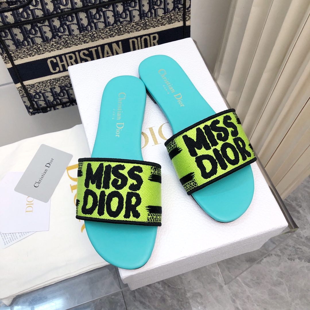 NO:167464,2025- 195 Colors, New Jacquard Embroidered Sandals in Early Spring, As the main style of D's presbyterian embroidery series sandals, there are new colors every year, and they are out of stock as soon as they are new. The embroidery design has a three-dimensional and exquisite feeling, simple and generous, and is not picky at all. It can be held on any occasion, making people love it. Exclusive customized letter three-dimensional embroidery upper, high-density electric embroidery technology, without any connection, overlap, perfect quality, and complex craftsmanship. Consistent with the original version, comfortable and soft, pay attention to discernment. Italian leather outsole Size35-40 (41 and 42 can be ordered without return and exchange) More than a dozen colors are available, slippers, dior, slippers, Leather soles198609092025- 195号花色 早春新款提花刺绣凉拖鞋♀  作为D家主打款老花刺绣系列凉拖,每年都会新色,一出新就立马断货,刺绣设计有立体感非常精致,简单大方,完全不挑人,任何场合都能hold住,让人爱不释手 独家订制字母立体刺绣鞋面,高密度电绣工艺,没有任何的连线、重合,完美品质,复杂工艺.与原版一致,舒适柔软,注意辨别.意大利真皮大底Size35-40（41、42可订不退换）十几种颜色可选,拖鞋,dior,slippers,Leather soles,Women's Shoes