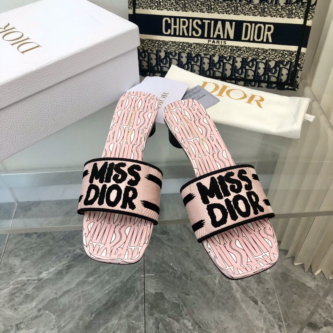 NO:174146,2025- Silk 3cm 25 early spring new jacquard embroidered sandals ♀ The toe and heel are replaced with silk fabric, skin-friendly and not slipping. As D's main presbyterian embroidery series sandals, they are new colors every year and are out of stock as soon as they are new. The embroidery design has a three-dimensional and exquisite feeling, simple and generous, and is not picky at all. It can be held on any occasion, making people love it. Exclusive customized letter three-dimensional embroidery upper, high-density electric embroidery process, no connection, perfect quality, and complex craftsmanship. Consistent with the original version, comfortable and soft, pay attention to discernment. Italian leather outsole Size35-40 (41 and 42 can be ordered without return and exchange) More than a dozen colors are available, slippers, dior, slippers, real silk, Leather soles198609092025- 真丝款3cm 25早春新款提花刺绣凉拖鞋♀鞋头和后跟都改用了真丝面料 亲肤还不打滑  作为D家主打款老花刺绣系列凉拖,每年都会新色,一出新就立马断货,刺绣设计有立体感非常精致,简单大方,完全不挑人,任何场合都能hold住,让人爱不释手 独家订制字母立体刺绣鞋面,高密度电绣工艺,没有任何的连线、重合,完美品质,复杂工艺.与原版一致,舒适柔软,注意辨别.意大利真皮大底Size35-40（41、42可订不退换）十几种颜色可选,拖鞋,dior,slippers,real silk,Leather soles,Women's Shoes