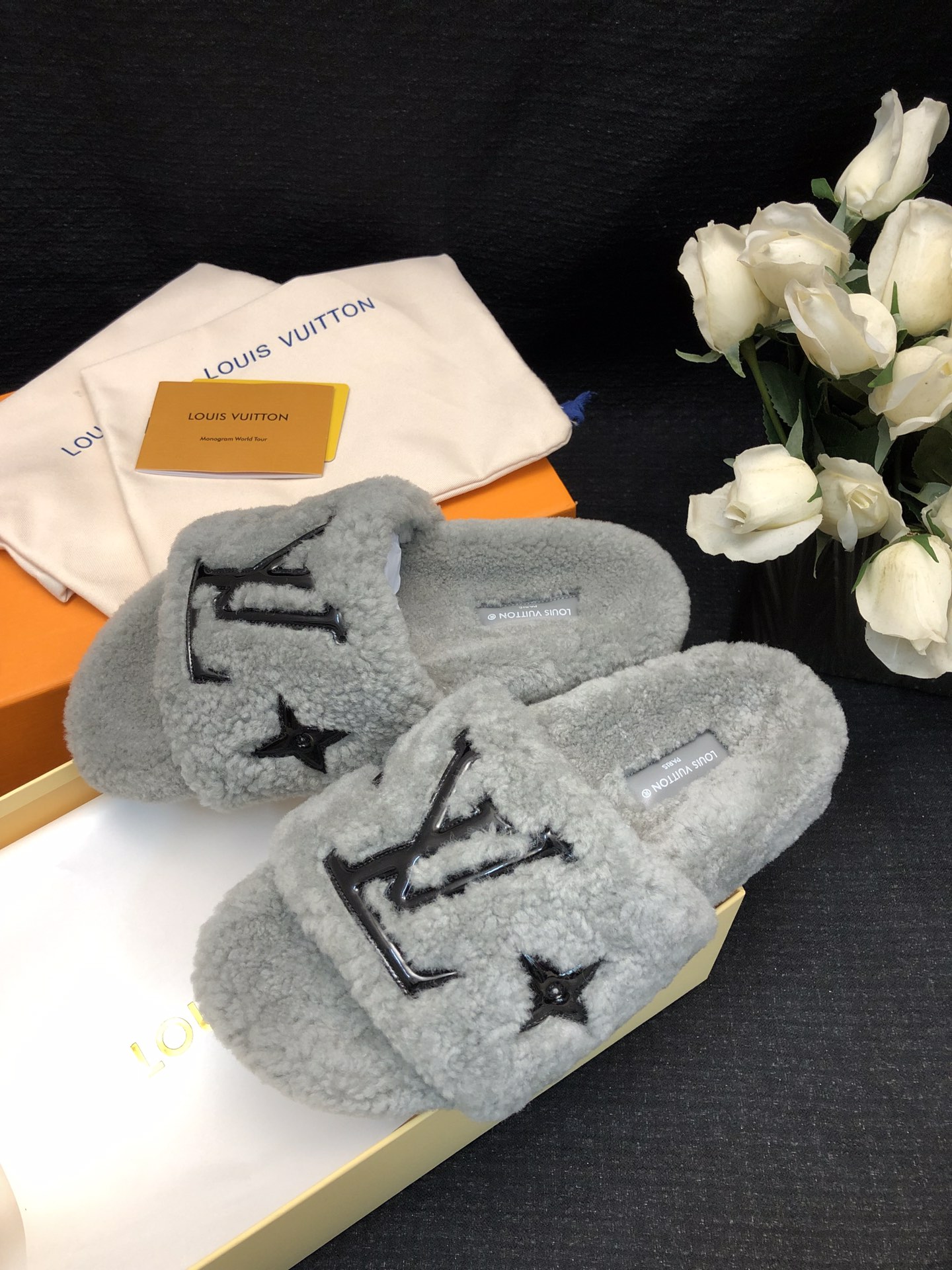 NO:174168,2025- 25 newly upgraded upper wool slippers top quality pure fur integrated lamb wool! Mi is super warm, and it feels like stepping on the clouds and is decorated with classic old-fashioned flowers, exquisite and high-end! Let the price of this pair of hair increase sharply! The sole is an anti-slip rubber sole from the original mold, which is very easy to wear and does not slip. The sole has a certain thickness and is extremely comfortable! Size 35-42, fur shoes, slippers198609092025- 25新升级鞋面羊毛拖鞋頂级品质纯皮毛一体羔羊毛打造！米超温暖的感觉,穿上仿佛踩在云朵上经典老花装饰,精致高级！让这双毛拖身价陡增！鞋底是原版开模的防滑橡胶大底,非常好穿不打滑,而且鞋底有一定厚度,舒适度极佳！码数35-42,毛毛鞋,slippers,Women's Shoes