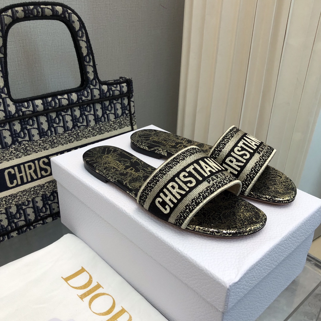 NO:167468,2025-197 Colors New Jacquard Embroidered Sandals in Early Spring ♀ As D's main presbyterian embroidery series sandals, there are new colors every year and they are out of stock as soon as they are new. The embroidery design has a three-dimensional and exquisite feeling, simple and generous, and is not picky at all. It can be held on any occasion, making people love it. Exclusive customized letter three-dimensional embroidery upper, high-density electric embroidery technology, without any connection, overlap, perfect quality, and complex craftsmanship. Consistent with the original version, comfortable and soft, pay attention to discernment. Italian leather outsole Size35-40 (41 and 42 can be ordered without return and exchange) More than a dozen colors are available, slippers, dior, slippers, Leather soles198609092025- 197号花色 早春新款提花刺绣凉拖鞋♀  作为D家主打款老花刺绣系列凉拖,每年都会新色,一出新就立马断货,刺绣设计有立体感非常精致,简单大方,完全不挑人,任何场合都能hold住,让人爱不释手 独家订制字母立体刺绣鞋面,高密度电绣工艺,没有任何的连线、重合,完美品质,复杂工艺.与原版一致,舒适柔软,注意辨别.意大利真皮大底Size35-40（41、42可订不退换）十几种颜色可选,拖鞋,dior,slippers,Leather soles,Women's Shoes