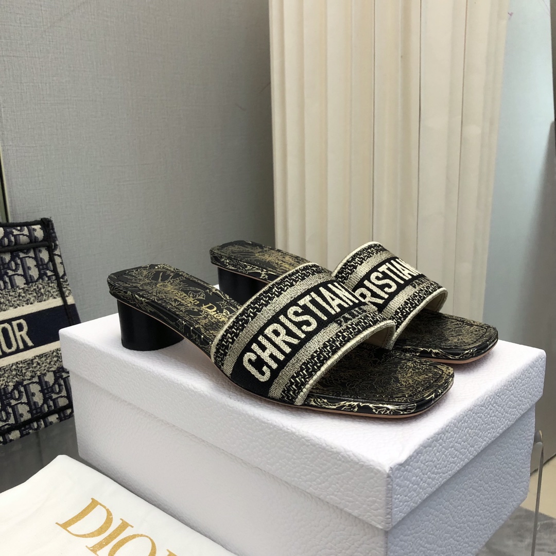 NO:174149,No. 198 color 2025- Silk style 3cm 25 early spring new jacquard embroidered sandals ♀ The toe and heel are replaced with silk fabric, skin-friendly and not slipping. As D's main style presbyopia embroidery series sandals, there is a new color every year, and it will be out of stock immediately as soon as it is new. The embroidery design has a three-dimensional and exquisite feeling, simple and generous, and is not picky at all. It can be held on any occasion, making people love it. Exclusive customized letter three-dimensional embroidery upper, high-density electric embroidery process, no connection, perfect quality, and complex craftsmanship. Consistent with the original version, comfortable and soft, pay attention to discernment. Italian leather outsole Size35-40 (41 and 42 can be ordered without return and exchange) More than a dozen colors are available, slippers, dior, slippers, real silk, Leather soles19860909198号花色2025- 真丝款3cm 25早春新款提花刺绣凉拖鞋♀鞋头和后跟都改用了真丝面料 亲肤还不打滑  作为D家主打款老花刺绣系列凉拖,每年都会新色,一出新就立马断货,刺绣设计有立体感非常精致,简单大方,完全不挑人,任何场合都能hold住,让人爱不释手 独家订制字母立体刺绣鞋面,高密度电绣工艺,没有任何的连线、重合,完美品质,复杂工艺.与原版一致,舒适柔软,注意辨别.意大利真皮大底Size35-40（41、42可订不退换）十几种颜色可选,拖鞋,dior,slippers,real silk,Leather soles,Women's Shoes