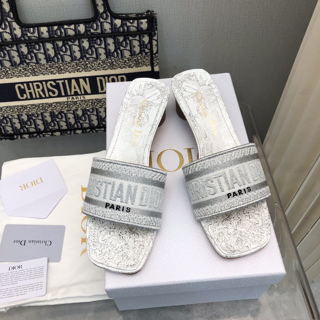 NO:174152,No. 199 color 2025- Silk style 3cm 25 early spring new jacquard embroidered sandals ♀ The toe and heel are replaced with silk fabric, skin-friendly and not slippery. As D's main style presbyopia embroidery series sandals, there is a new color every year, and it will be out of stock immediately as soon as it is new. The embroidery design has a three-dimensional and exquisite feeling, simple and generous, and is not picky at all. It can be held on any occasion, making people love it. Exclusive customized letter three-dimensional embroidery upper, high-density electric embroidery process, no connection, perfect quality, and complex craftsmanship. Consistent with the original version, comfortable and soft, pay attention to discernment. Italian leather outsole Size35-40 (41 and 42 can be ordered without return and exchange) More than a dozen colors are available, slippers, dior, slippers, real silk, Leather soles19860909199号花色 2025- 真丝款3cm 25早春新款提花刺绣凉拖鞋♀鞋头和后跟都改用了真丝面料 亲肤还不打滑  作为D家主打款老花刺绣系列凉拖,每年都会新色,一出新就立马断货,刺绣设计有立体感非常精致,简单大方,完全不挑人,任何场合都能hold住,让人爱不释手 独家订制字母立体刺绣鞋面,高密度电绣工艺,没有任何的连线、重合,完美品质,复杂工艺.与原版一致,舒适柔软,注意辨别.意大利真皮大底Size35-40（41、42可订不退换）十几种颜色可选,拖鞋,dior,slippers,real silk,Leather soles,Women's Shoes