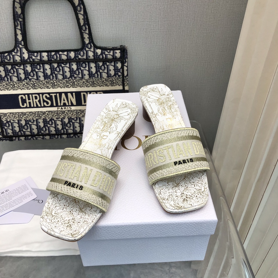 NO:174155,200 color 2025- Silk style 3cm 25 early spring new jacquard embroidered sandals ♀ The toe and heel are replaced with silk fabric, skin-friendly and not slipping. As D's main style presbyterian embroidery series sandals, there is a new color every year, and it will be out of stock immediately as soon as it is new. The embroidery design has a three-dimensional and exquisite feeling, simple and generous, and is not picky at all. It can be held on any occasion, making people love it. Exclusive customized letter three-dimensional embroidery upper, high-density electric embroidery process, no connection, perfect quality, complex craftsmanship. Consistent with the original version, comfortable and soft, pay attention to discernment. Italian leather outsole Size35-40 (41 and 42 can be ordered without return and exchange) More than a dozen colors are available, slippers, dior, slippers, real silk, Leather soles19860909200号花色 2025- 真丝款3cm 25早春新款提花刺绣凉拖鞋♀鞋头和后跟都改用了真丝面料 亲肤还不打滑  作为D家主打款老花刺绣系列凉拖,每年都会新色,一出新就立马断货,刺绣设计有立体感非常精致,简单大方,完全不挑人,任何场合都能hold住,让人爱不释手 独家订制字母立体刺绣鞋面,高密度电绣工艺,没有任何的连线、重合,完美品质,复杂工艺.与原版一致,舒适柔软,注意辨别.意大利真皮大底Size35-40（41、42可订不退换）十几种颜色可选,拖鞋,dior,slippers,real silk,Leather soles,Women's Shoes