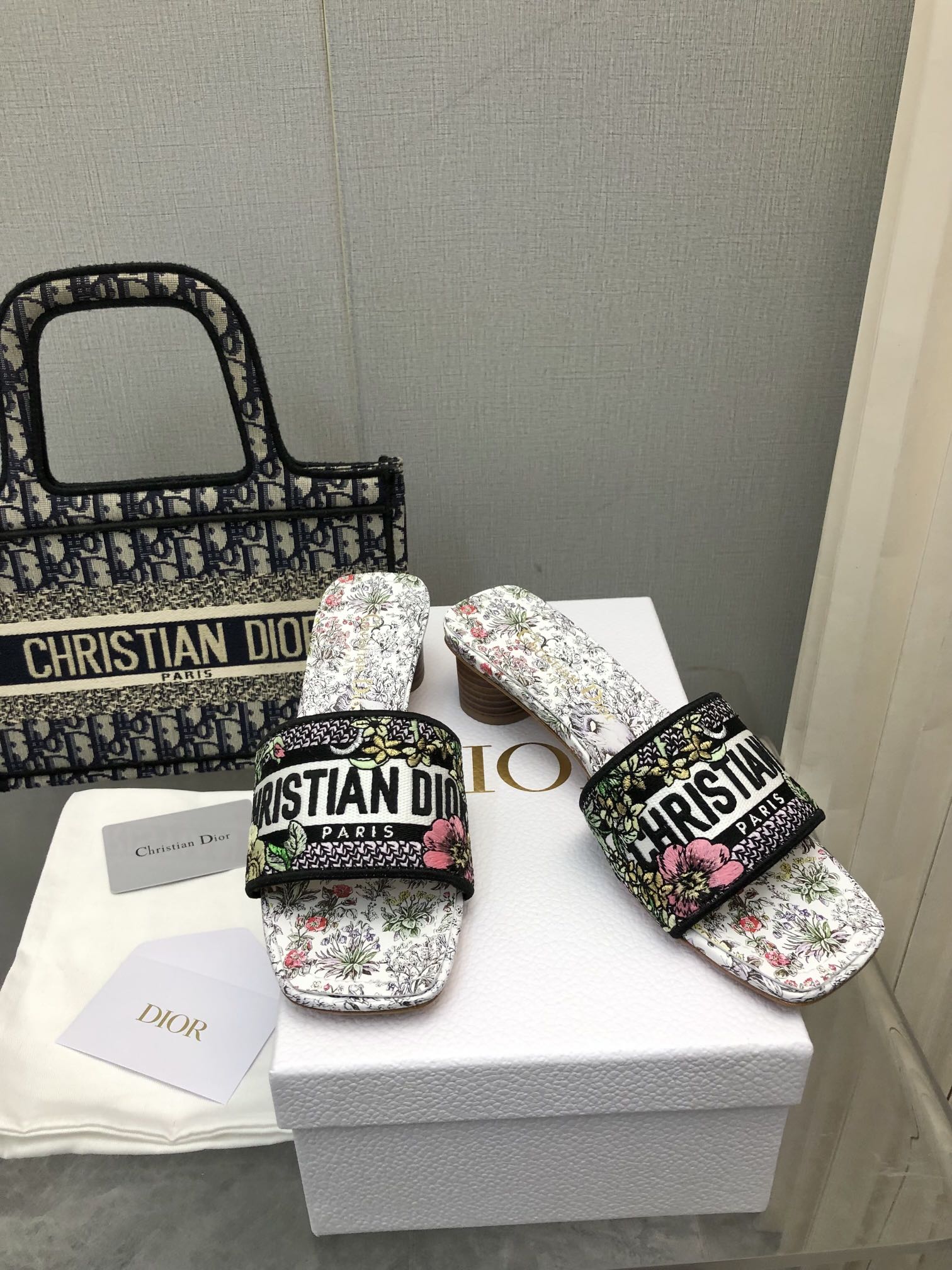 NO:174158,201 color 2025- Silk style 3cm 25 early spring new jacquard embroidered sandals ♀ The toe and heel are replaced with silk fabric, skin-friendly and not slipping. As D's main style presbyopia embroidery series sandals, it is new colors every year, and it is out of stock as soon as it is new. The embroidery design has a three-dimensional and exquisite feeling, simple and generous, and is not picky at all. It can be held on any occasion, making people love it. Exclusive customized letter three-dimensional embroidery upper, high-density electric embroidery process, no connection, perfect quality, complex craftsmanship. Consistent with the original version, comfortable and soft, pay attention to discernment. Italian leather outsole Size35-40 (41 and 42 can be ordered without return and exchange) More than a dozen colors are available, slippers, dior, slippers, real silk, Leather soles19860909201号花色 2025- 真丝款3cm 25早春新款提花刺绣凉拖鞋♀鞋头和后跟都改用了真丝面料 亲肤还不打滑  作为D家主打款老花刺绣系列凉拖,每年都会新色,一出新就立马断货,刺绣设计有立体感非常精致,简单大方,完全不挑人,任何场合都能hold住,让人爱不释手 独家订制字母立体刺绣鞋面,高密度电绣工艺,没有任何的连线、重合,完美品质,复杂工艺.与原版一致,舒适柔软,注意辨别.意大利真皮大底Size35-40（41、42可订不退换）十几种颜色可选,拖鞋,dior,slippers,real silk,Leather soles,Women's Shoes