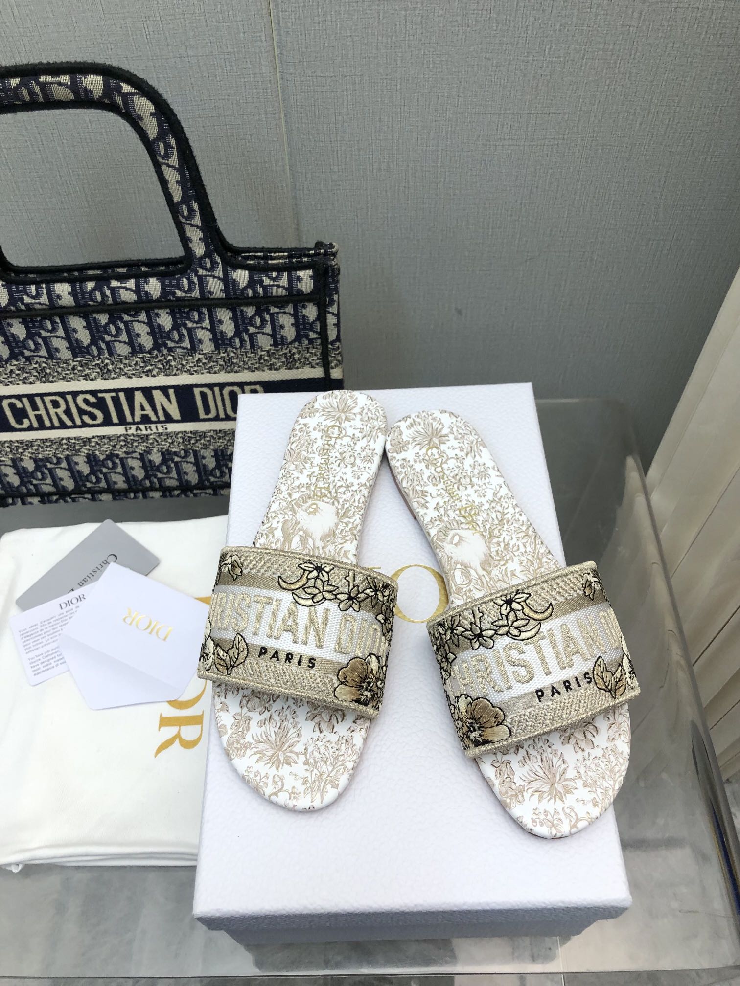 NO:167472,2025-203 Colors, New Jacquard Embroidered Sandals in Early Spring, As the main style of D's presbyterian embroidery series sandals, there is a new color every year, and it will be out of stock as soon as it is new. The embroidery design has a three-dimensional and exquisite feeling, simple and generous, and is not picky at all. It can be held on any occasion, making people love it. Exclusive customized letter three-dimensional embroidery upper, high-density electric embroidery technology, without any connection, overlap, perfect quality, and complex craftsmanship. Consistent with the original version, comfortable and soft, pay attention to discernment. Italian leather outsole Size35-40 (41 and 42 can be ordered without return and exchange) More than a dozen colors are available, slippers, dior, slippers, Leather soles198609092025- 203号花色 早春新款提花刺绣凉拖鞋♀  作为D家主打款老花刺绣系列凉拖,每年都会新色,一出新就立马断货,刺绣设计有立体感非常精致,简单大方,完全不挑人,任何场合都能hold住,让人爱不释手 独家订制字母立体刺绣鞋面,高密度电绣工艺,没有任何的连线、重合,完美品质,复杂工艺.与原版一致,舒适柔软,注意辨别.意大利真皮大底Size35-40（41、42可订不退换）十几种颜色可选,拖鞋,dior,slippers,Leather soles,Women's Shoes