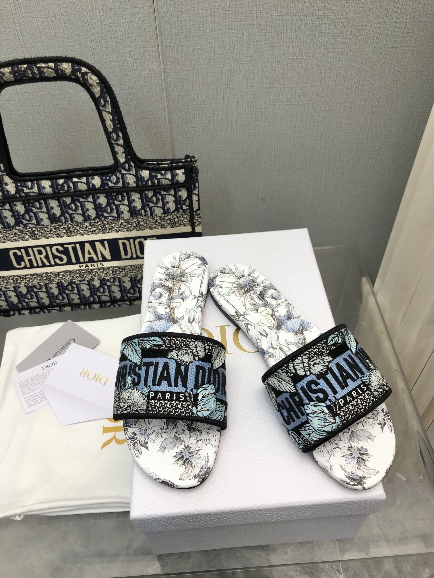 NO:167474,2025-204 Colors, New Jacquard Embroidered Sandals in Early Spring, As the main style of D's presbyterian embroidery series sandals, there are new colors every year, and they are out of stock as soon as they are new. The embroidery design has a three-dimensional and exquisite feeling, simple and generous, and is not picky at all. It can be held on any occasion, making people love it. Exclusive customized letter three-dimensional embroidery upper, high-density electric embroidery technology, without any connection, overlap, perfect quality, and complex craftsmanship. Consistent with the original version, comfortable and soft, pay attention to discernment. Italian leather outsole Size35-40 (41 and 42 can be ordered without return and exchange) More than a dozen colors are available, slippers, dior, slippers, Leather soles198609092025- 204号花色 早春新款提花刺绣凉拖鞋♀  作为D家主打款老花刺绣系列凉拖,每年都会新色,一出新就立马断货,刺绣设计有立体感非常精致,简单大方,完全不挑人,任何场合都能hold住,让人爱不释手 独家订制字母立体刺绣鞋面,高密度电绣工艺,没有任何的连线、重合,完美品质,复杂工艺.与原版一致,舒适柔软,注意辨别.意大利真皮大底Size35-40（41、42可订不退换）十几种颜色可选,拖鞋,dior,slippers,Leather soles,Women's Shoes