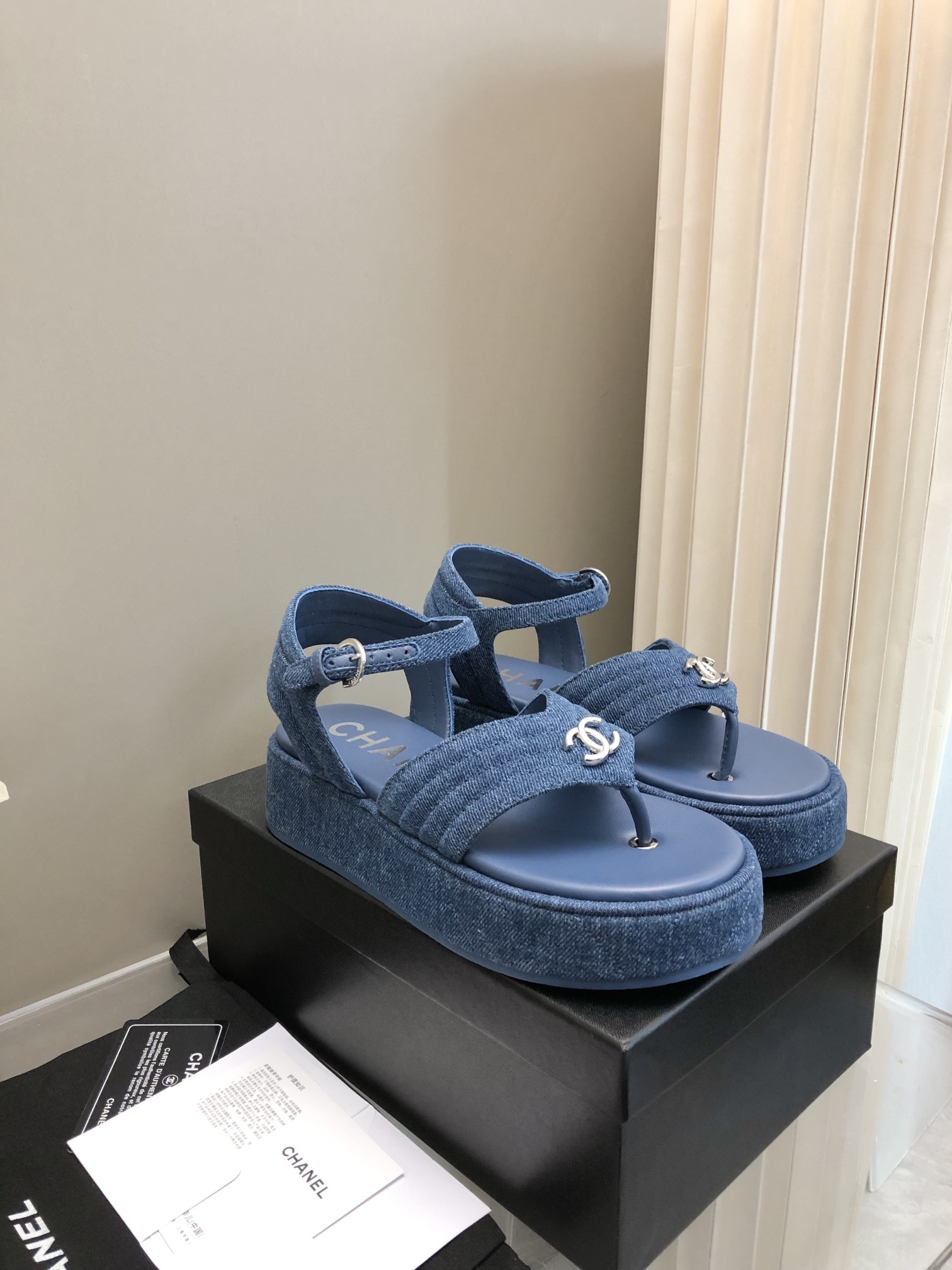 NO:237644,Ss Xiaoxiang Spring and Summer New Style Popular Thick-soled Casual Sandals Very Popular Very Hardware Shoes The most popular thick-soled sandals on the Internet You can imagine that Xiaoxiang Control cannot miss it. The appearance and comfort coexist. Simple and versatile thick-soled thick-soled height is super versatile, close your eyes and enter 35-41 2025, semi-drag, sandals19860909ss小香春夏新款火爆厚底休闲凉鞋 非常火爆 非常难买的一款鞋 全网最火的厚底凉鞋 可想而知小香控不可错过的 颜值与舒适并存的 简约百搭厚底增高超级百搭,闭眼入35-41 2025,半拖,sandals,Women's Shoes