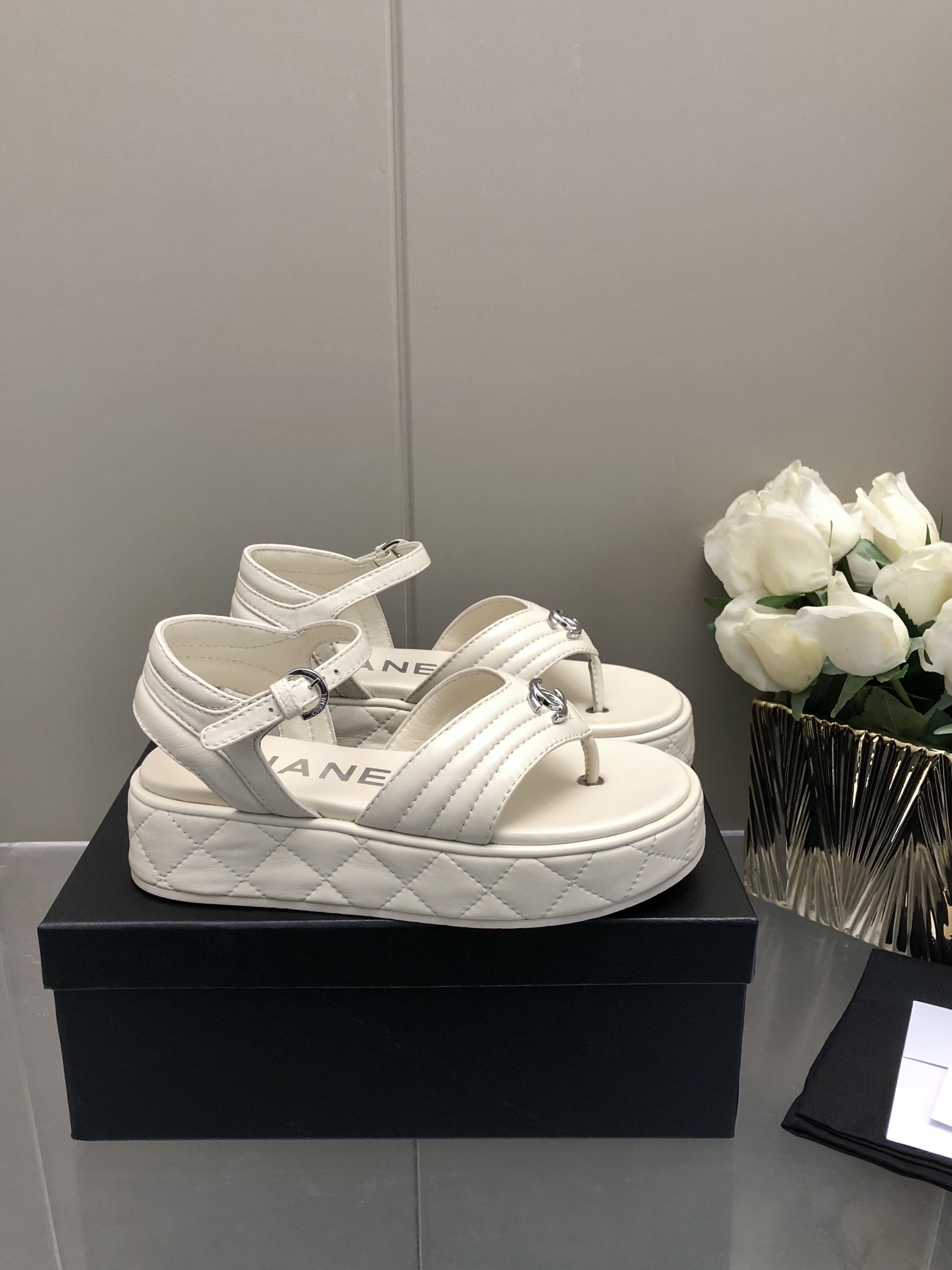 NO:171501,-Denim leather CHANE* ss Xiaoxiang spring and summer new popular thick-soled casual sandals very popular, very difficult to buy shoes The most popular thick-soled sandals on the Internet, you can imagine that Xiaoxiangguan cannot miss it, appearance and comfort coexist. Simple and versatile thick-soled thick-soled sandals are super versatile, close your eyes and enter 35-41, sandals, chanel, sandals19860909-牛仔布 皮面 CHANE* ss小香春夏新款火爆厚底休闲凉鞋 非常火爆 非常难买的一款鞋 全网最火的厚底凉鞋 可想而知小香控不可错过的 颜值与舒适并存的 简约百搭厚底增高超级百搭,闭眼入35-41,凉鞋,chanel,sandals,Women's Shoes