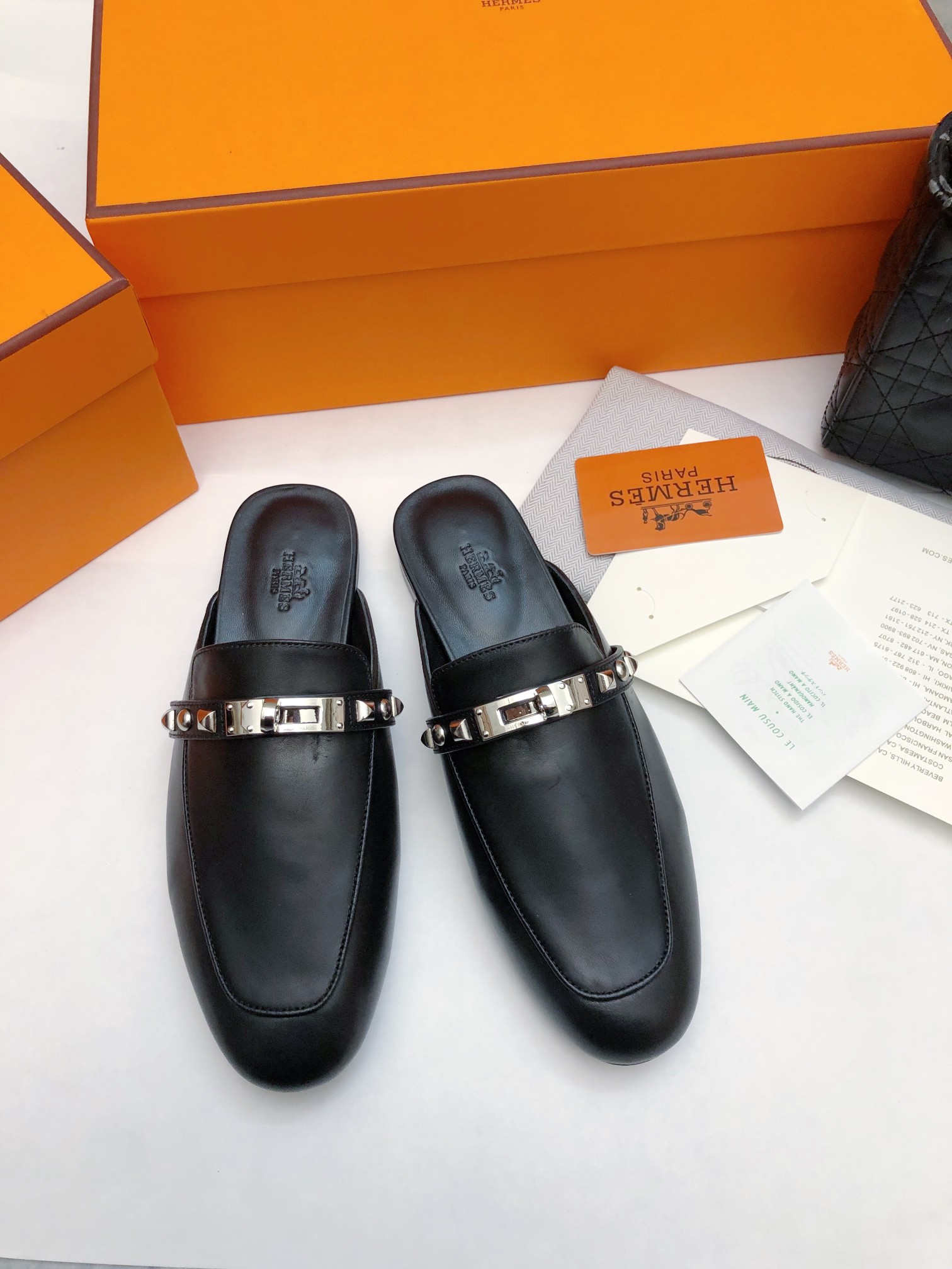 NO:234774,2025- New version of Herme* H family classic kelly muller riveted half slippers. The craftsmanship details are too tested. This model has been developed for half a year. Whether in terms of weight or foot feeling, it is really the same as zp. Custom imported calfskin footbed sheepskin Italian leather sole Size35-41, semi-torque, hermes, slippers, cowhide, sheepskin, Leather soles198609092025- 新版Herme* H家经典kelly穆勒铆钉款半拖鞋 太考验工艺细节了这款真的足足开发了半年,无论从重量,还是脚感,各方面真的跟zp一摸一样 鞋面订制进口小牛皮 垫脚羊皮 意大利真皮大底 Size35-41,半拖,hermes,slippers,cowhide,sheepskin,Leather soles,Women's Shoes