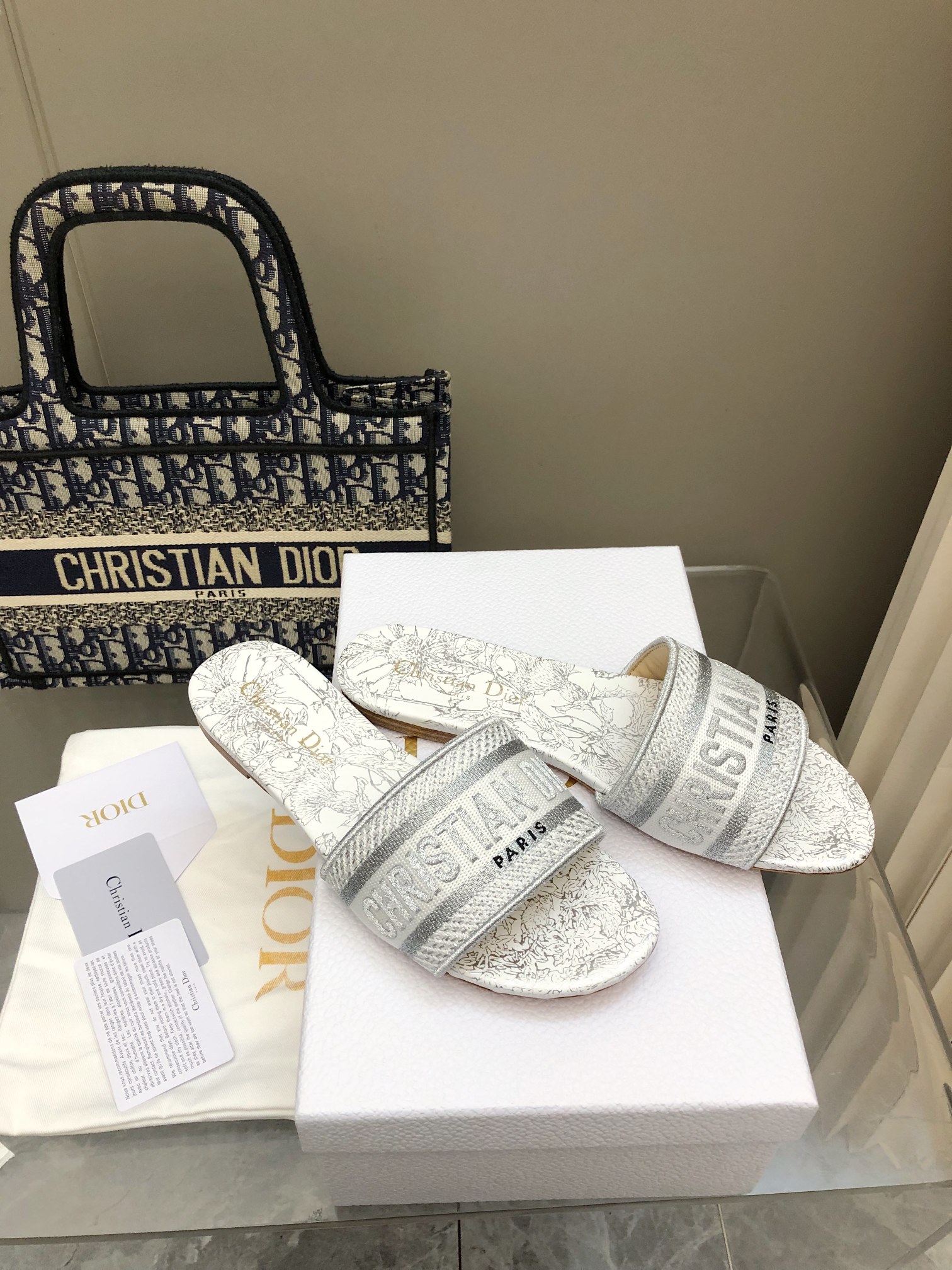 NO:238865,No. 212 color Flat sole 2025 spring and summer new color CD women's old-fashioned embroidered leather slippers have always been synonymous with gorgeousness and elegance, and have always been at the top in the fashion hall. It is particularly worth mentioning that the sole embroidery pattern is recreating one of the treasured logos of Chrstian Dior. Original version* full set of packaging. More than 200 colors are selected at will. The upper is selected for top-grade embroidered cotton cloth. Imported sheepskin inside. Original original leather sole. Size 35-42 (40 41 42 sizes customized) Due to too many colors, some colors need to be customized, and they are not returned or exchanged. 2025, slippers, dior, slippers, sheepskin19860909212号花色 平底 2025春夏新色 CD女士老花刺绣皮底拖鞋 一直是华丽与高雅的代名词,在时尚殿堂一直是雄踞顶端 特別值得一提的是鞋底绣花图案,再現Chrstian Dior珍愛的標誌之一 原版打版*全套包装 二百多个颜色随意选 鞋面精选顶级刺绣棉布 内里进口羊皮 大底原版真皮底 码数35-42 (40 41 42码定做) 由于颜色太多,个别颜色需订做,不退不换 2025,拖鞋,dior,slippers,sheepskin,Women's Shoes