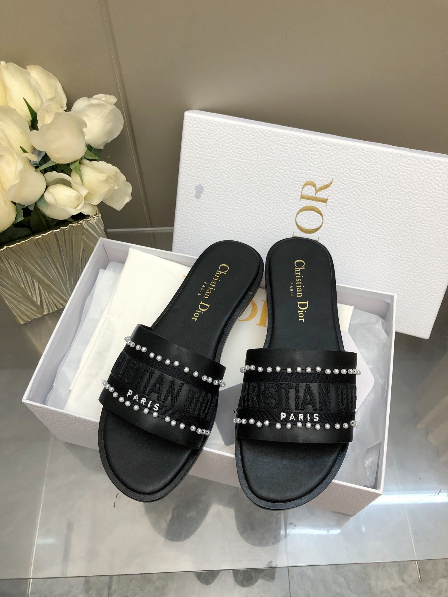 NO:234768,2025- Dior Dior early spring new women's shoes CD letter logo flat color-blocked one-beaded slippers Top version on the market Material: imported cowhide upper/cowhide inner lining   Italian genuine leather outsole Heel height: flat heel size35-41, slippers, dior, dior, slippers, cowhide, Leather soles198609092025- 迪奥 Dior 早春新款女鞋 CD字母logo平底拼色一字珠绣拖鞋 市面顶级版本 材质:鞋面进口牛皮/牛皮皮内里 意大利真皮大底 跟高:平跟size35-41,拖鞋,dior,dior,slippers,cowhide,Leather soles,Women's Shoes