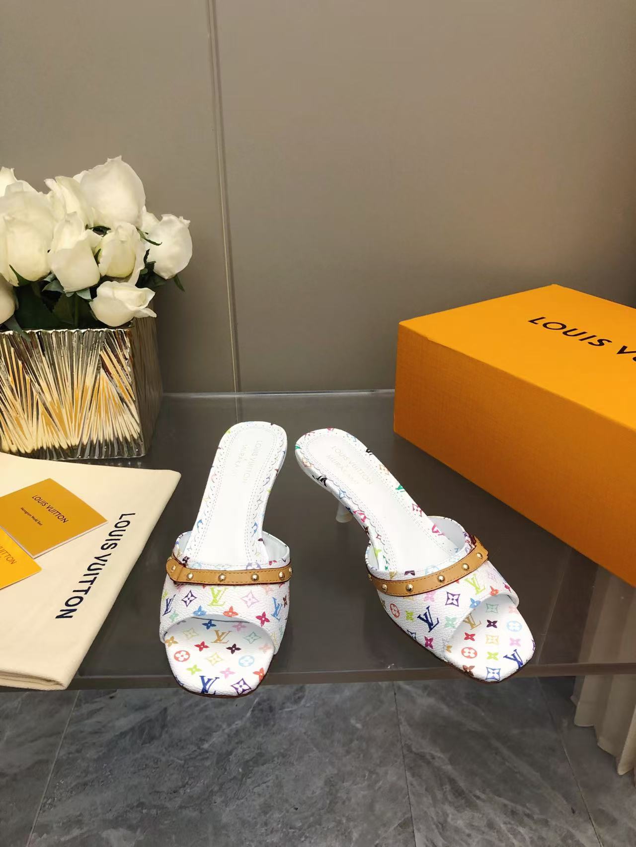 NO:237640,Ss is the latest model, three-color high-heeled slippers/hot products, new products, and purchasing level!  Full of high-end feeling!  A popular model from domestic and foreign bloggers, retro and fashionable, beautiful!  The kitten heel is just right, sexy and comfortable, full of the full emotional value that beautiful summer shoes can give. The sandals are also very well-behaved and beautiful!  Sheepskin inner lining, natural cowhide sole size 35-41 (40 41 customized) 2025, slippers, sandals, slippers, cowhide, sheepskin19860909ss开春 主打最新款 三彩高跟拖鞋/爆款 硬货上新 代购级别！高级感十足！国内外博主刷爆的一款,复古又时髦上脚美炸了！ 刚刚好的小猫跟,性感舒适,拉满了夏日美鞋能给的满分情绪价值 凉鞋的造型也很乖巧好看呀！ 羊皮内里,本色牛皮底 size 35-41（40 41定制） 2025,拖鞋,sandals,slippers,cowhide,sheepskin,Women's Shoes