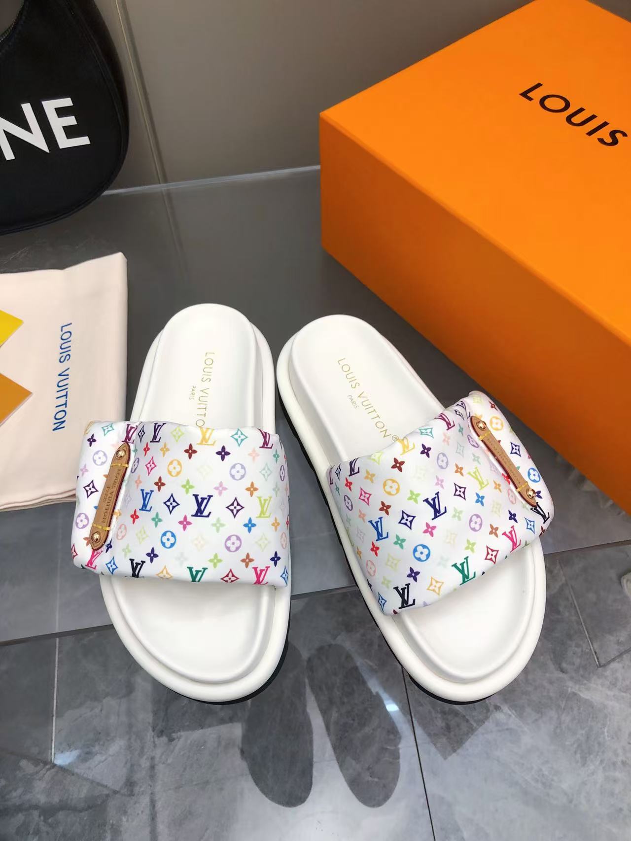 NO:260598,Men's and women's models, high-version.2025ss Early Spring latest version of casual lazy people to be launched!  _______________________________ 2025ss Spring Model is launched, the new early spring vacation series, the counter is updated simultaneously, the upper is unique filling down, the fabric is light and breathable, super light and comfortable!  This summer must-have model is one of the joint designs of Louis Vuit and Yamamoto Kusai. The designer painted a very personal pattern on the classic Mono*gram canvas fabric, creating this model with gorgeous colors and super light and comfortable feet. Fabric L*V classic materials, sheepskin footbeds, original sole, purchased the original version to create 1:1, the quality is as always, the details are impeccable! It is equipped with a high-end full set of packaging for the counter. Size35-46 size 2025, slippers, louis vuitton, slippers, down jacket, sheepskin19860909男女款 高版本.2025ss 早春最新版休闲懒人拖上新！______________________________2025ss春款首发,早春新款度假系列,专柜同步更新,鞋面采用独一无二的填充羽绒,面料轻盈透气,超轻超舒服！今夏必入款此款是路易“威与山本宽斋的联名设计之一,这位设计师在经典Mono*gram帆布面料上绘出极具个人特色的图案,创造出此款色彩绚丽、脚感超轻舒适. 面料L*V经典材料,羊皮垫脚,原版大底,购入原版1:1打造,品质一如既往,细节无可挑剔！配专柜高档全套包装. size35-46码 2025,拖鞋,louis vuitton,slippers,down jacket,sheepskin,Women's Shoes