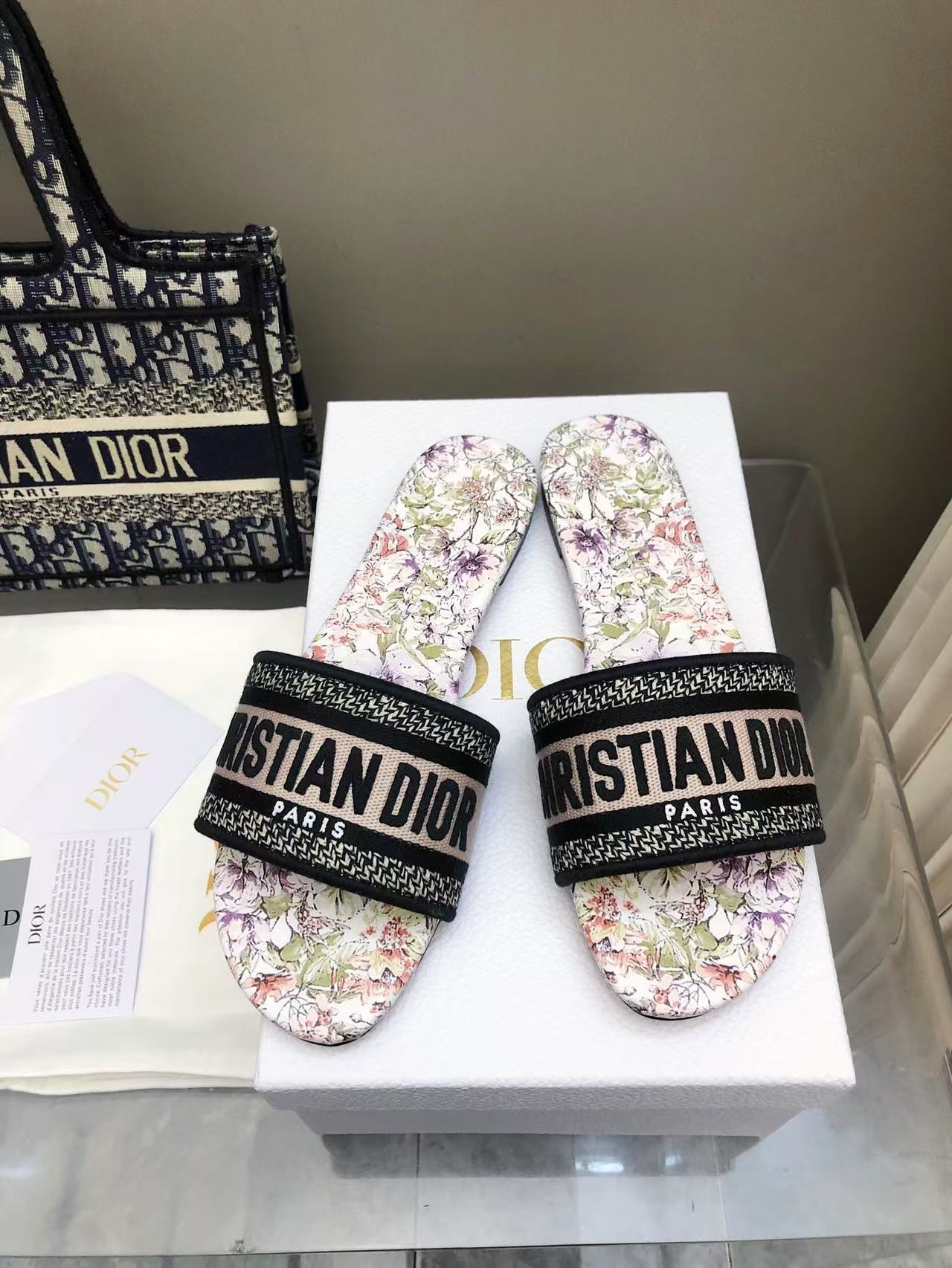 NO:260597,No. 214 color Flat sole 2025 spring and summer new color Dior women's old-fashioned embroidered leather slippers Christin Dior has always been synonymous with gorgeousness and elegance, and has always been at the top in the fashion hall. It is particularly worth mentioning that the sole embroidery pattern is recreating one of the treasured logos. Original version* full set of packaging. More than 200 colors are selected at will. The upper is selected for top-grade embroidered cotton cloth. Imported sheepskin. The original sole original leather sole. Size 35-42 (40 41 42 sizes customized) Due to too many colors, some colors need to be customized, and they are not returned or exchanged. 2025, slippers, dior, slippers, sheepskin19860909214号花色 平底 2025春夏新色 迪奥女士老花刺绣皮底拖鞋 克里斯丁迪奥一直是华丽与高雅的代名词,在时尚殿堂一直是雄踞顶端 特別值得一提的是鞋底绣花图案,再現珍愛的標誌之一 原版打版*全套包装 二百多个颜色随意选 鞋面精选顶级刺绣棉布 内里进口羊皮 大底原版真皮底 码数35-42 (40 41 42码定做) 由于颜色太多,个别颜色需订做,不退不换 2025,拖鞋,dior,slippers,sheepskin,Women's Shoes