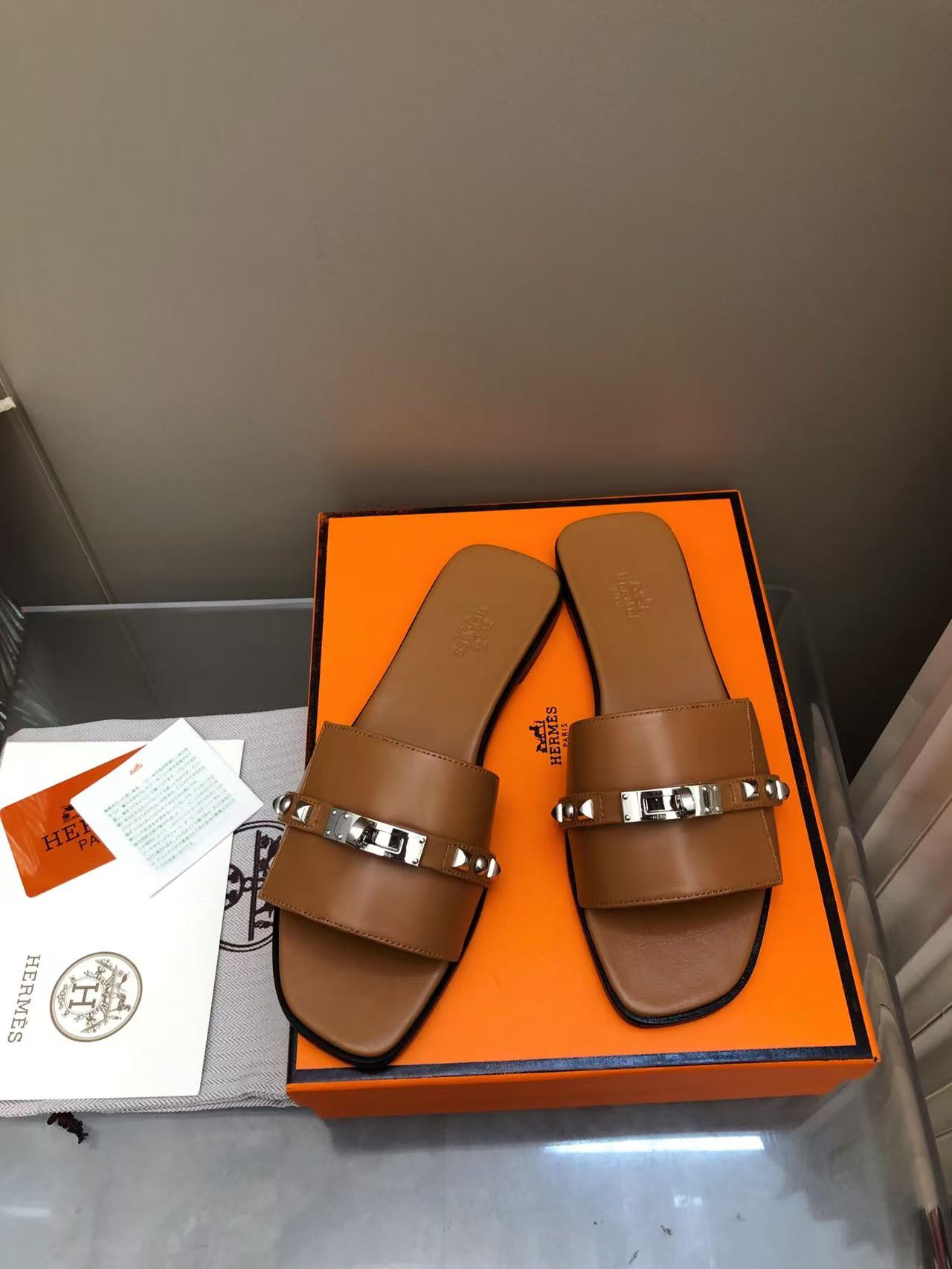 NO:260594,Classic kelly drag Ten rivets series Original calfskin material Different colors match with rose gold Silver kelly inner lambskin imported Italian cowhide Size 35-40 (41 42 customization without return) 2025, slippers, slippers, cowhide, sheepskin19860909经典kelly 拖 十铆钉款系列 原版小牛皮材质 不同颜色分别 搭配玫瑰金 银色kelly 内里 小羊皮 意大利进口牛皮 码数 35-40（41 42定制不退换） 2025,拖鞋,slippers,cowhide,sheepskin,Women's Shoes