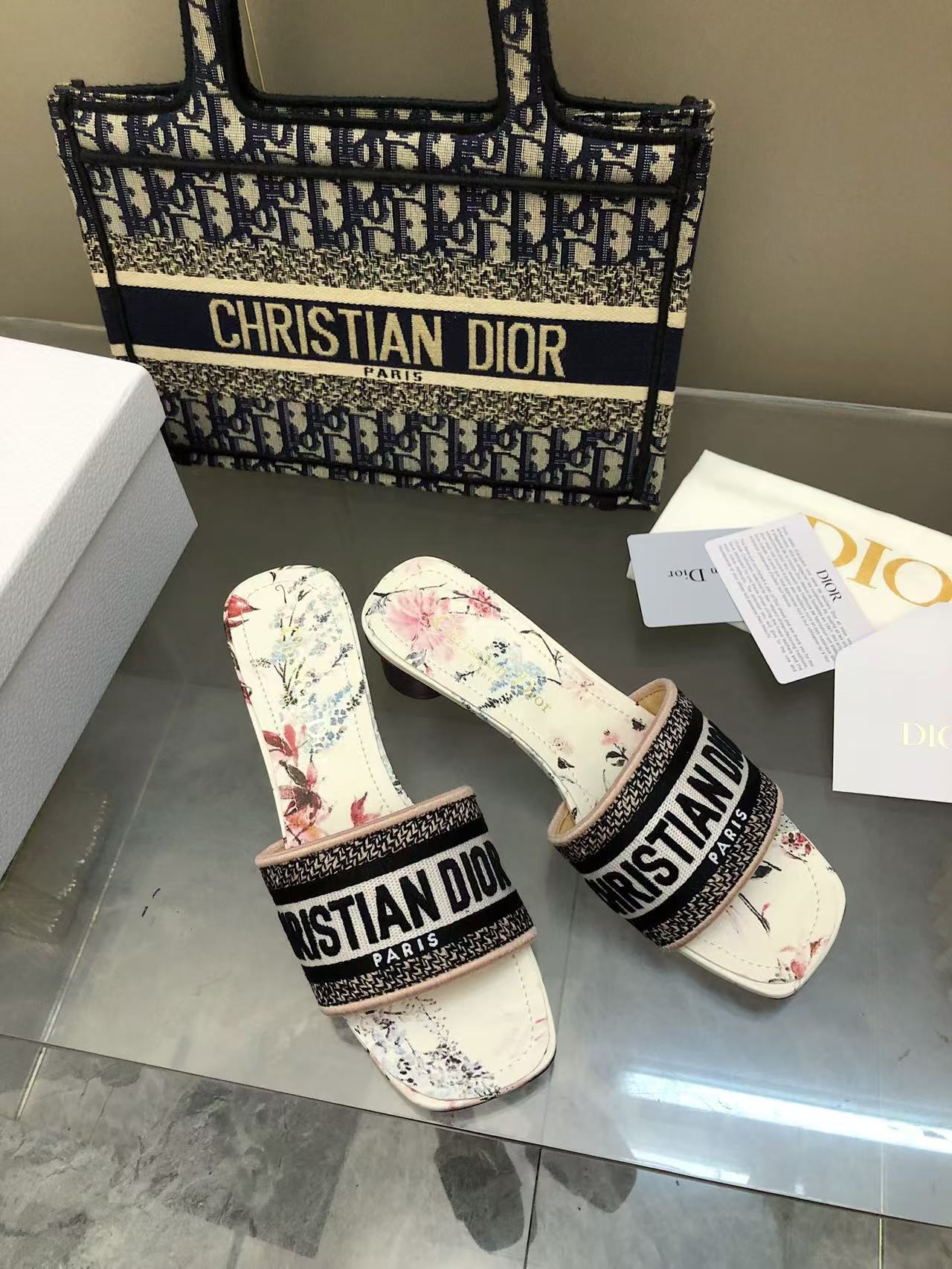 NO:384875,Round heel square toe style 2025 spring and summer new color CD women's old-fashioned embroidered leather slippers have always been synonymous with gorgeousness and elegance, and have always been at the top in the fashion hall. It is particularly worth mentioning that the sole embroidery pattern is reproduced by one of the treasured logos of Chrstian Dior. Original version* full set of packaging. More than 200 colors are selected at will. The upper is selected for top-grade embroidered cotton cloth. Imported sheepskin. The original sole original leather sole. The number of sizes is 35-41 (40 41 sizes are customized). Due to too many colors, some colors need to be customized, and they are not returned or exchanged. 2025, slippers, dior, slippers, sheepskin19860909圆跟方头款 2025春夏新色 CD女士老花刺绣皮底拖鞋 一直是华丽与高雅的代名词,在时尚殿堂一直是雄踞顶端 特別值得一提的是鞋底绣花图案,再現Chrstian Dior珍愛的標誌之一 原版打版*全套包装 二百多个颜色随意选 鞋面精选顶级刺绣棉布 内里进口羊皮 大底原版真皮底 码数35-41(40 41 码定做) 由于颜色太多,个别颜色需订做,不退不换 2025,拖鞋,dior,slippers,sheepskin,Women's Shoes