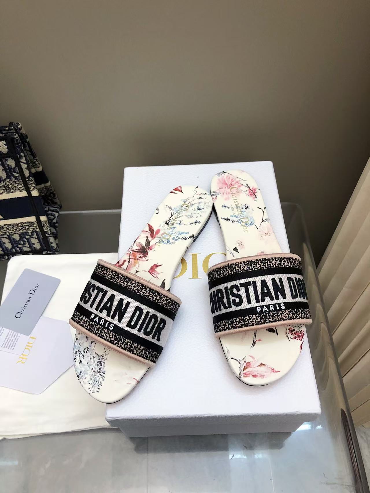 NO:384924,No. 215 color Flat sole 2025 spring and summer new color Dior women's old-fashioned embroidered leather slippers Christin Dior has always been synonymous with gorgeousness and elegance, and has always been at the top in the fashion hall. It is particularly worth mentioning that the sole embroidery pattern is recreating one of the treasured logos. Original version* full set of packaging. More than 200 colors are selected. The upper is selected for top-grade embroidered cotton cloth. Imported sheepskin. The original sole original leather sole. Size 35-42 (40 41 42 sizes customized) Due to too many colors, some colors need to be customized, and they are not returned or exchanged. 2025, slippers, dior, slippers, sheepskin19860909215号花色 平底 2025春夏新色 迪奥女士老花刺绣皮底拖鞋 克里斯丁迪奥一直是华丽与高雅的代名词,在时尚殿堂一直是雄踞顶端 特別值得一提的是鞋底绣花图案,再現珍愛的標誌之一 原版打版*全套包装 二百多个颜色随意选 鞋面精选顶级刺绣棉布 内里进口羊皮 大底原版真皮底 码数35-42 (40 41 42码定做) 由于颜色太多,个别颜色需订做,不退不换 2025,拖鞋,dior,slippers,sheepskin,Women's Shoes