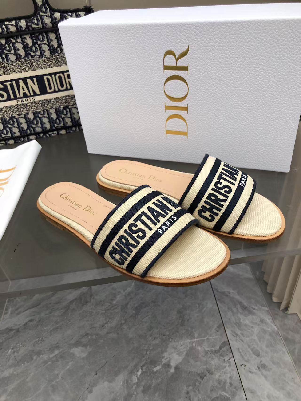 NO:421873,2025 Spring and Summer New Women's Shoes CD Letter Embroidery Logo Flat Sole Color-blocked Flip Flopslips Market Top Version Material: Imported Cowhide/Cowhide Leather Lift + Italian Leather Outsole Heel Heel Heel: Flat Heel Size35-41 2025, Slippers, slippers, cowhide, Leather Soles198609092025 春夏新款女鞋 CD字母刺绣logo平底拼色一字拖鞋 市面顶级版本 材质:鞋面进口牛皮/牛皮皮内里+意大利真皮大底 跟高:平跟size35-41 2025,拖鞋,slippers,cowhide,Leather soles,Women's Shoes