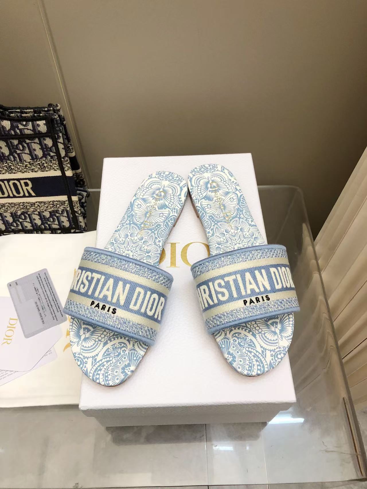 NO:384867,No. 216 color Flat sole 2025 spring and summer new color Dior women's old-fashioned embroidered leather slippers Christin Dior has always been synonymous with gorgeousness and elegance, and has always been at the top in the fashion hall. It is particularly worth mentioning that the sole embroidery pattern is recreating one of the treasured logos. Original version* full set of packaging. More than 200 colors are selected. The upper is selected for top-grade embroidered cotton cloth. Imported sheepskin. The original sole original leather sole. Size 35-42 (40 41 42 sizes customized) Due to too many colors, some colors need to be customized, and they are not returned or exchanged. 2025, slippers, dior, slippers, sheepskin19860909216号花色 平底 2025春夏新色 迪奥女士老花刺绣皮底拖鞋 克里斯丁迪奥一直是华丽与高雅的代名词,在时尚殿堂一直是雄踞顶端 特別值得一提的是鞋底绣花图案,再現珍愛的標誌之一 原版打版*全套包装 二百多个颜色随意选 鞋面精选顶级刺绣棉布 内里进口羊皮 大底原版真皮底 码数35-42 (40 41 42码定做) 由于颜色太多,个别颜色需订做,不退不换 2025,拖鞋,dior,slippers,sheepskin,Women's Shoes