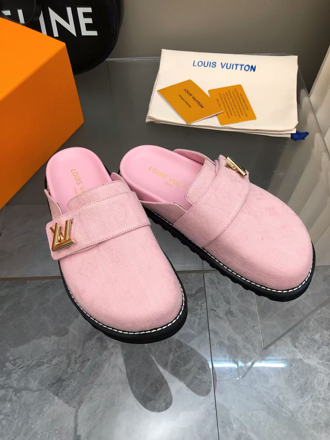 NO:390056,Baotou Slippers Donkey Brand Latest Hot Series... [Couple Colored Embossed Sneakers] High-end lazy style, never tired of looking at it, full of fashion!  Feel the details carefully Fabric: Original mold opening PVC embossed LoGo process o Inner: Cowhide Midsole: Original mold opening PU foam Largesole: Original mold opening PUPVC negative combination Code number: Women's code 35-40 (41 42 customized) 2025, semi-drag, louis vuitton, slippers, cowhide19860909包头拖鞋驴牌  最新爆款系列……【情侣彩色压花凉拖】 高级慵懒风,百看不厌款、时尚度拉满！细节用心感受 面料:原版开模PVC压花LoGo工艺o 内里:牛皮里 中底:原版开模PU发泡 大底:原版开模PUPVC底片组合 码数:女码35-40（41 42定制） 2025,半拖,louis vuitton,slippers,cowhide,Women's Shoes