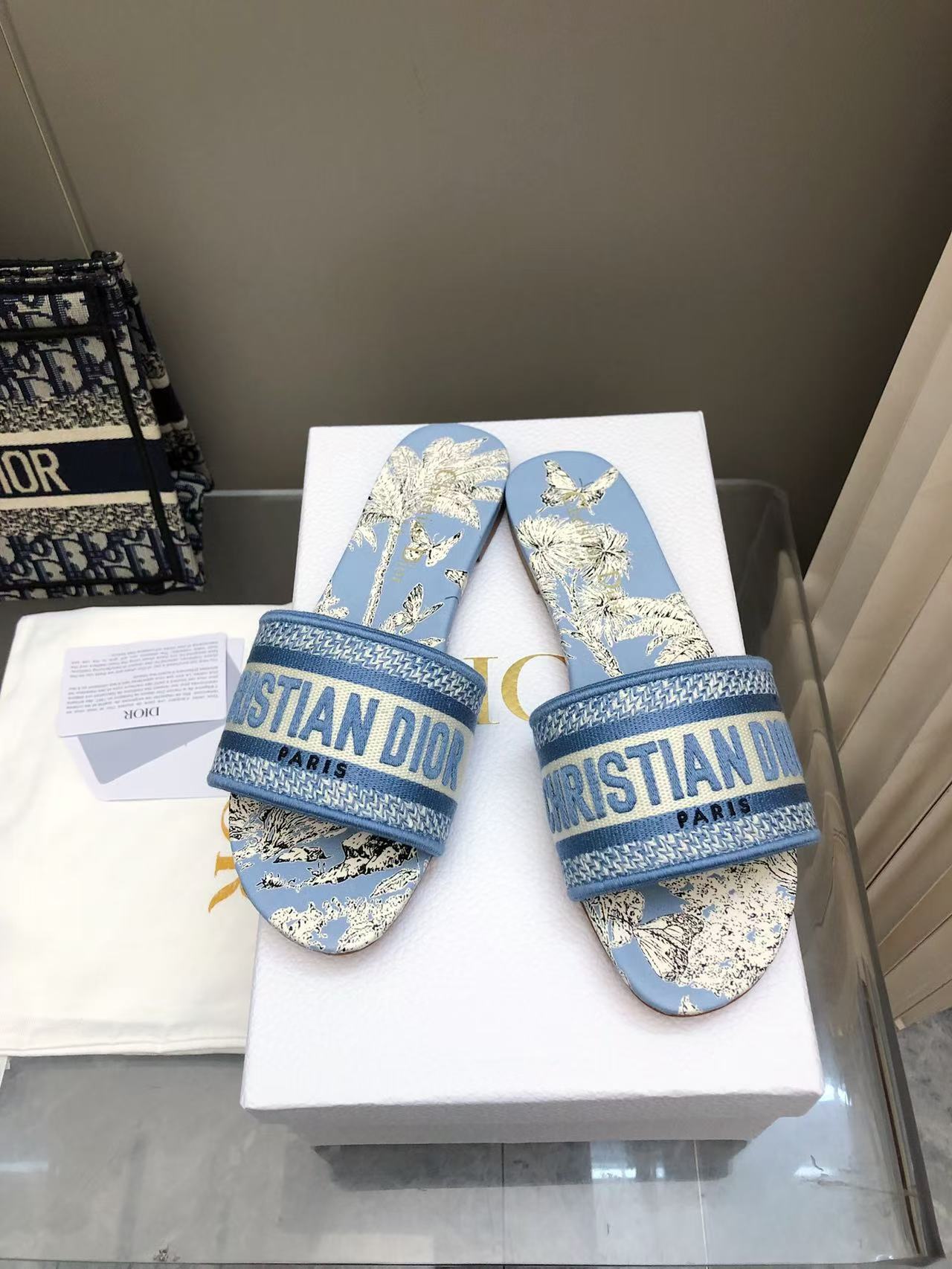 NO:421841,No. 217 color Flat sole 2025 spring and summer new color Dior women's old-fashioned embroidered leather slippers Christin Dior has always been synonymous with gorgeousness and elegance, and has always been at the top in the fashion hall. It is particularly worth mentioning that the sole embroidery pattern is recreating one of the treasured logos. Original version* full set of packaging. More than 200 colors are selected. The upper is selected for top-grade embroidered cotton cloth. Imported sheepskin. The original sole original leather sole. Size 35-42 (40 41 42 sizes customized) Due to too many colors, some colors need to be customized, and they are not returned or exchanged. 2025, slippers, dior, slippers, sheepskin19860909217号花色 平底 2025春夏新色 迪奥女士老花刺绣皮底拖鞋 克里斯丁迪奥一直是华丽与高雅的代名词,在时尚殿堂一直是雄踞顶端 特別值得一提的是鞋底绣花图案,再現珍愛的標誌之一 原版打版*全套包装 二百多个颜色随意选 鞋面精选顶级刺绣棉布 内里进口羊皮 大底原版真皮底 码数35-42 (40 41 42码定做) 由于颜色太多,个别颜色需订做,不退不换 2025,拖鞋,dior,slippers,sheepskin,Women's Shoes