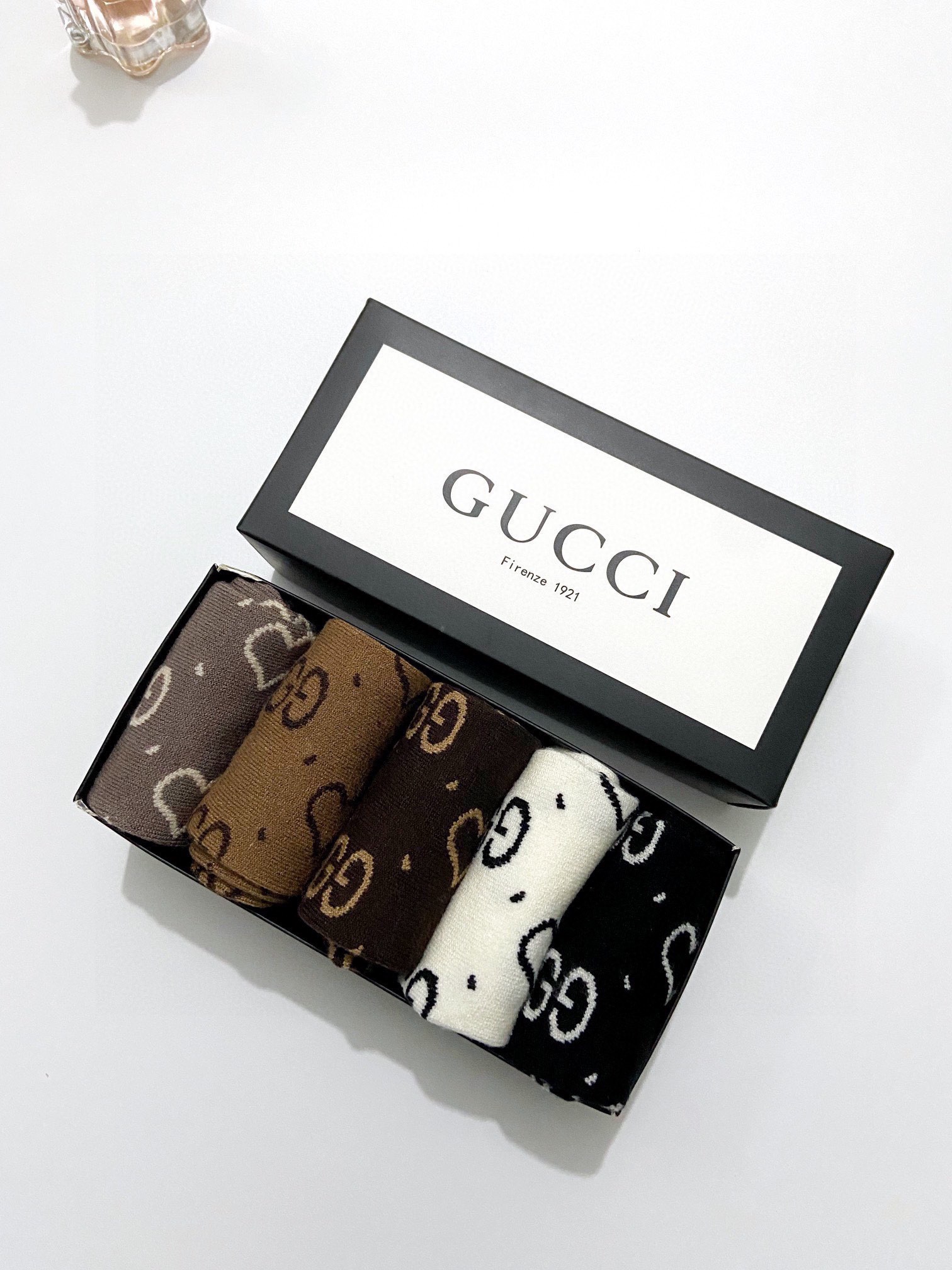 配包装一盒5双Gucci古琦经典字母logo羊绒中筒袜！超级软糯亲肤！ins爆款！专柜在售ing好看到爆
