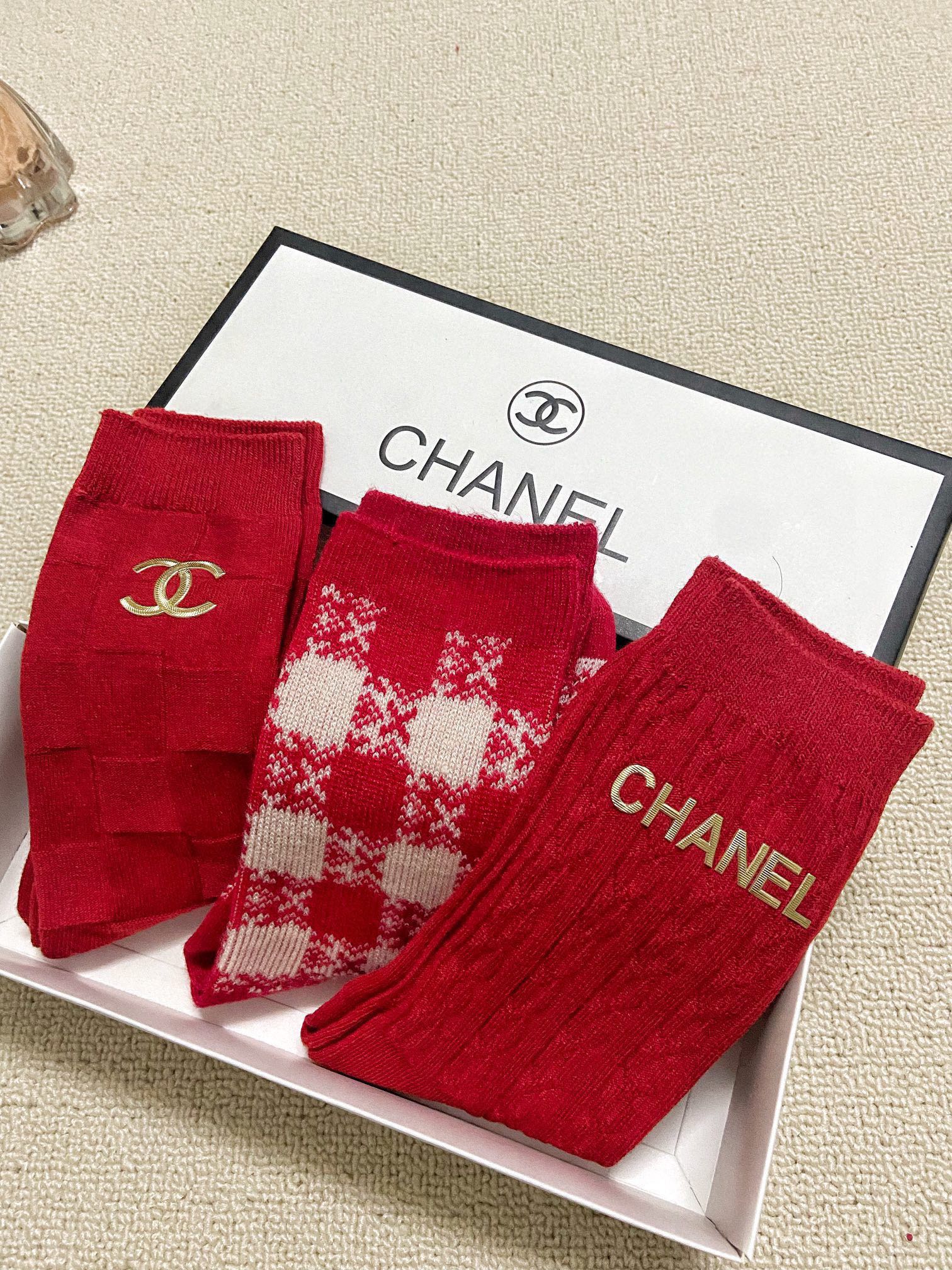 配包装一盒3双Chanel香奈儿经典字母logo纯棉浮雕工艺中筒袜年袜！软糯亲肤！ins爆款！专柜在售i