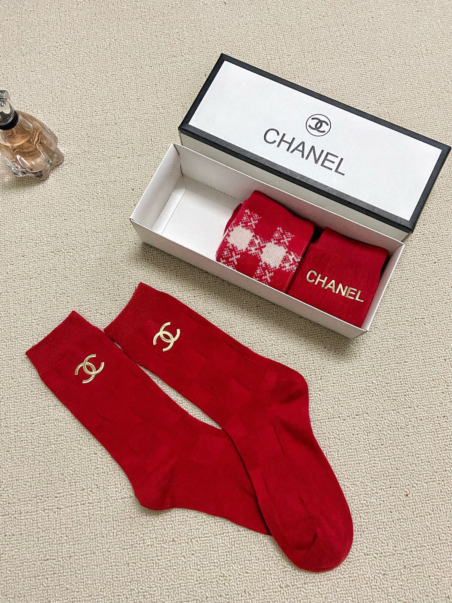 配包装一盒3双Chanel香奈儿经典字母logo纯棉浮雕工艺中筒袜年袜！软糯亲肤！ins爆款！专柜在售i