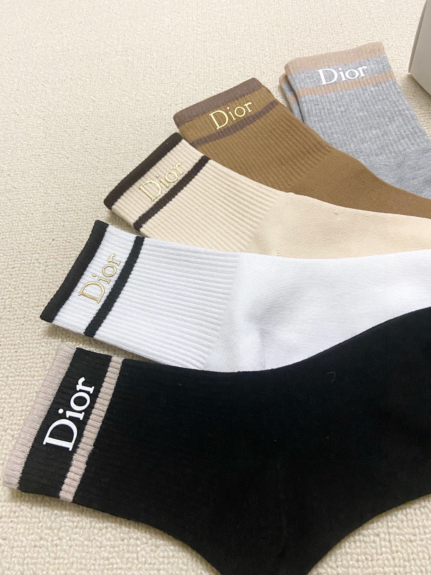 配包装一盒5双Dior迪奥字母logo纯棉中筒袜ins爆款！专柜在售ing高版本好看到爆炸！酷妹潮人必不