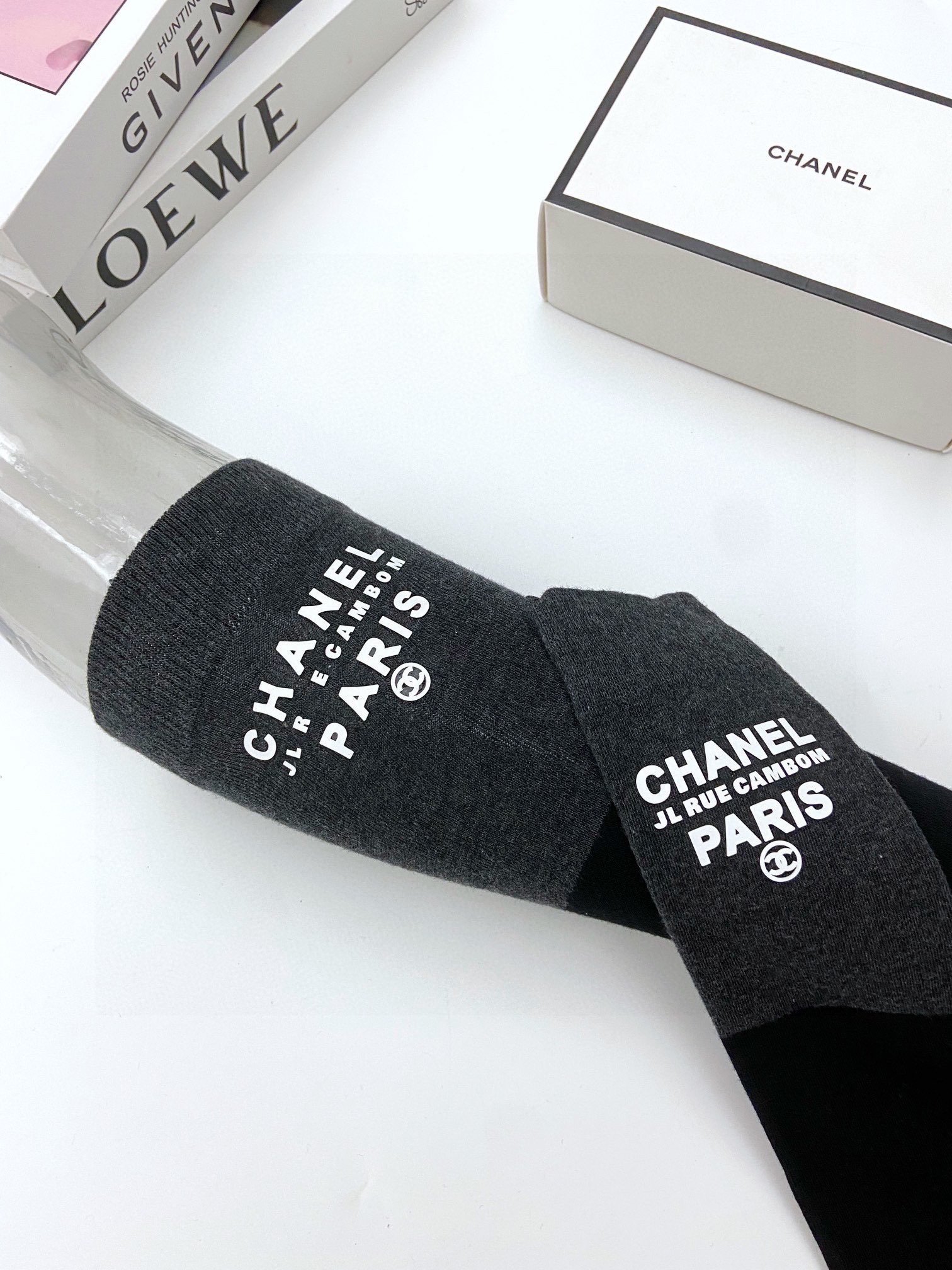 配包装一盒一双Chanel香奈儿经典字母logo纯棉中筒袜小腿袜ins爆款！专柜在售ing好看到爆炸！超