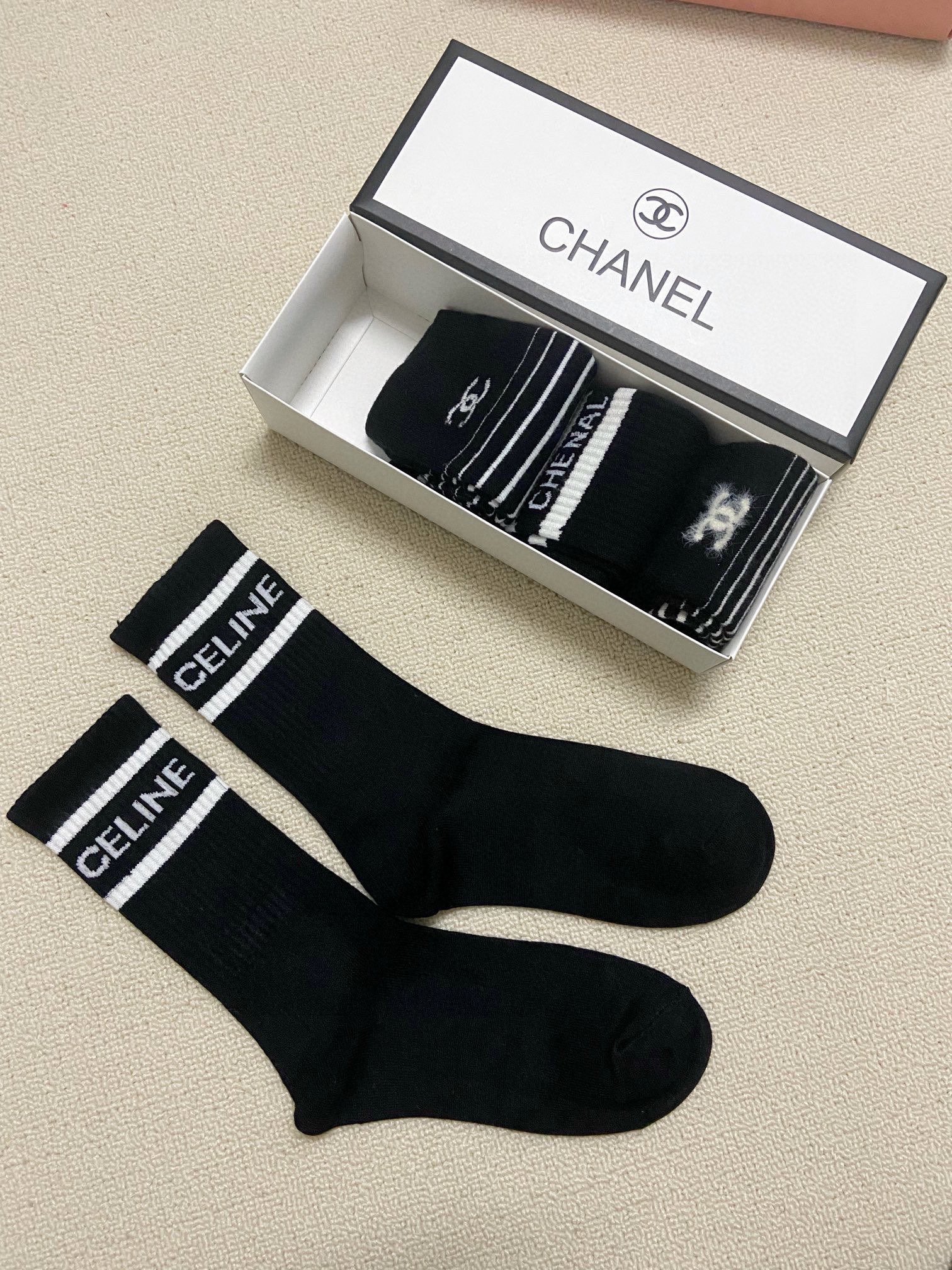 配包装一盒4双Chanel香奈儿经典字母logo羊绒中筒袜！超级软糯亲肤！ins爆款！专柜在售ing好看