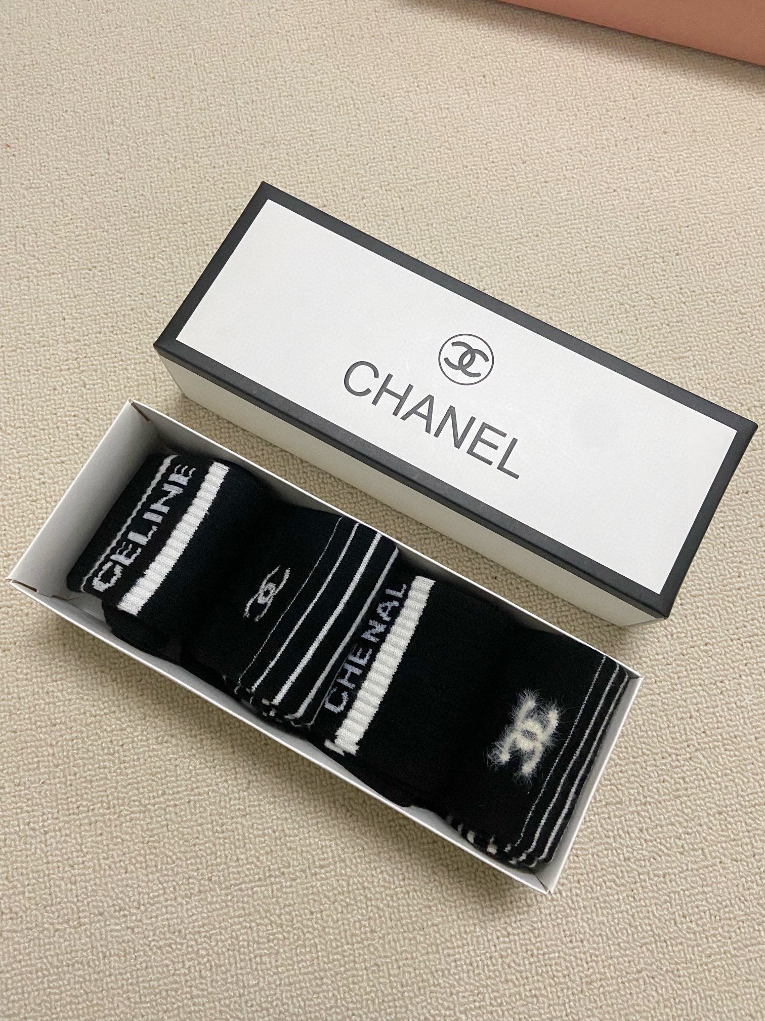 配包装一盒4双Chanel香奈儿经典字母logo羊绒中筒袜！超级软糯亲肤！ins爆款！专柜在售ing好看