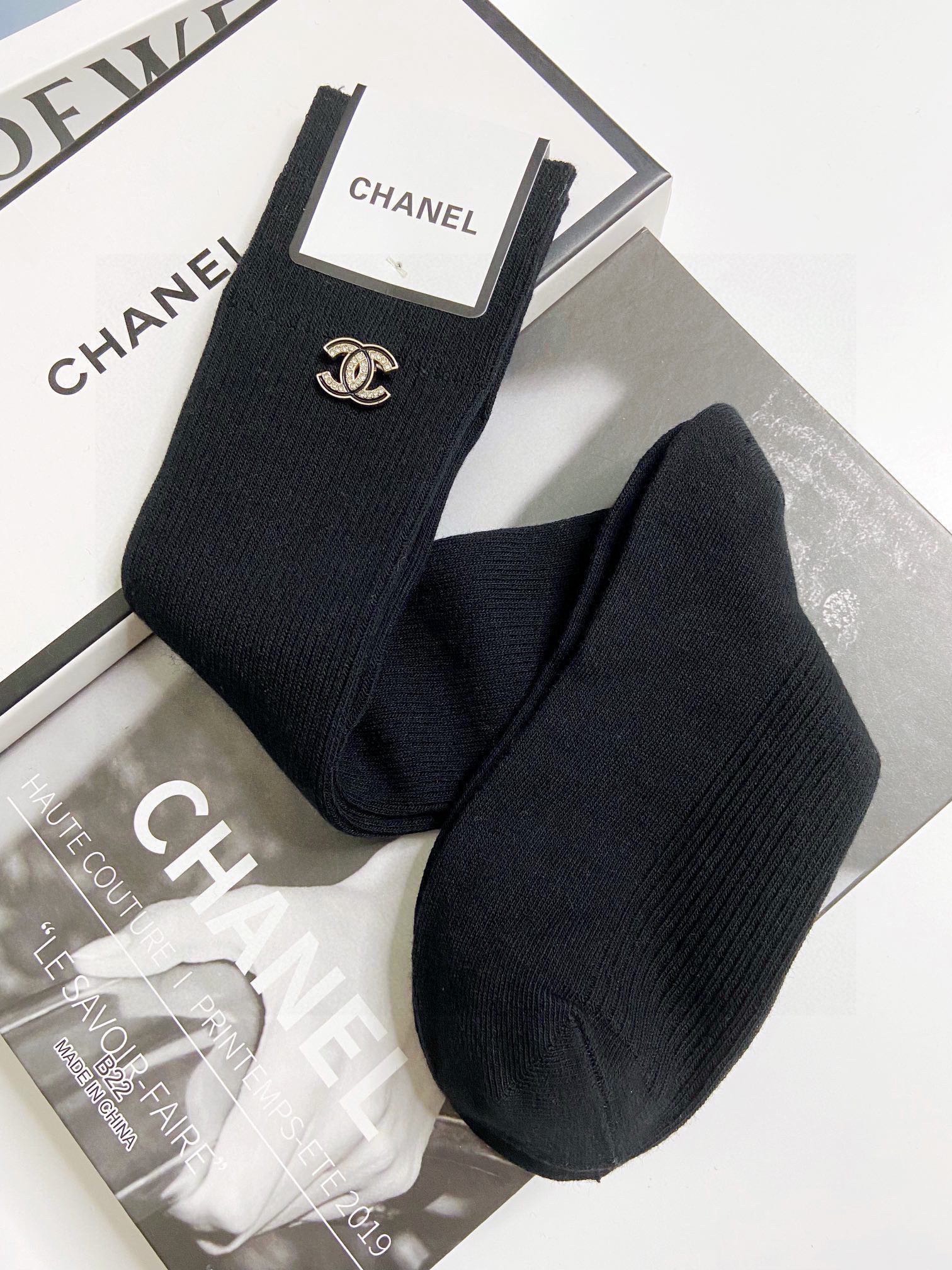 配包装一盒一双Chanel香奈儿经典字母logo别针纯棉长筒袜小腿袜重工装饰个性时尚别针可拆卸哦！ins