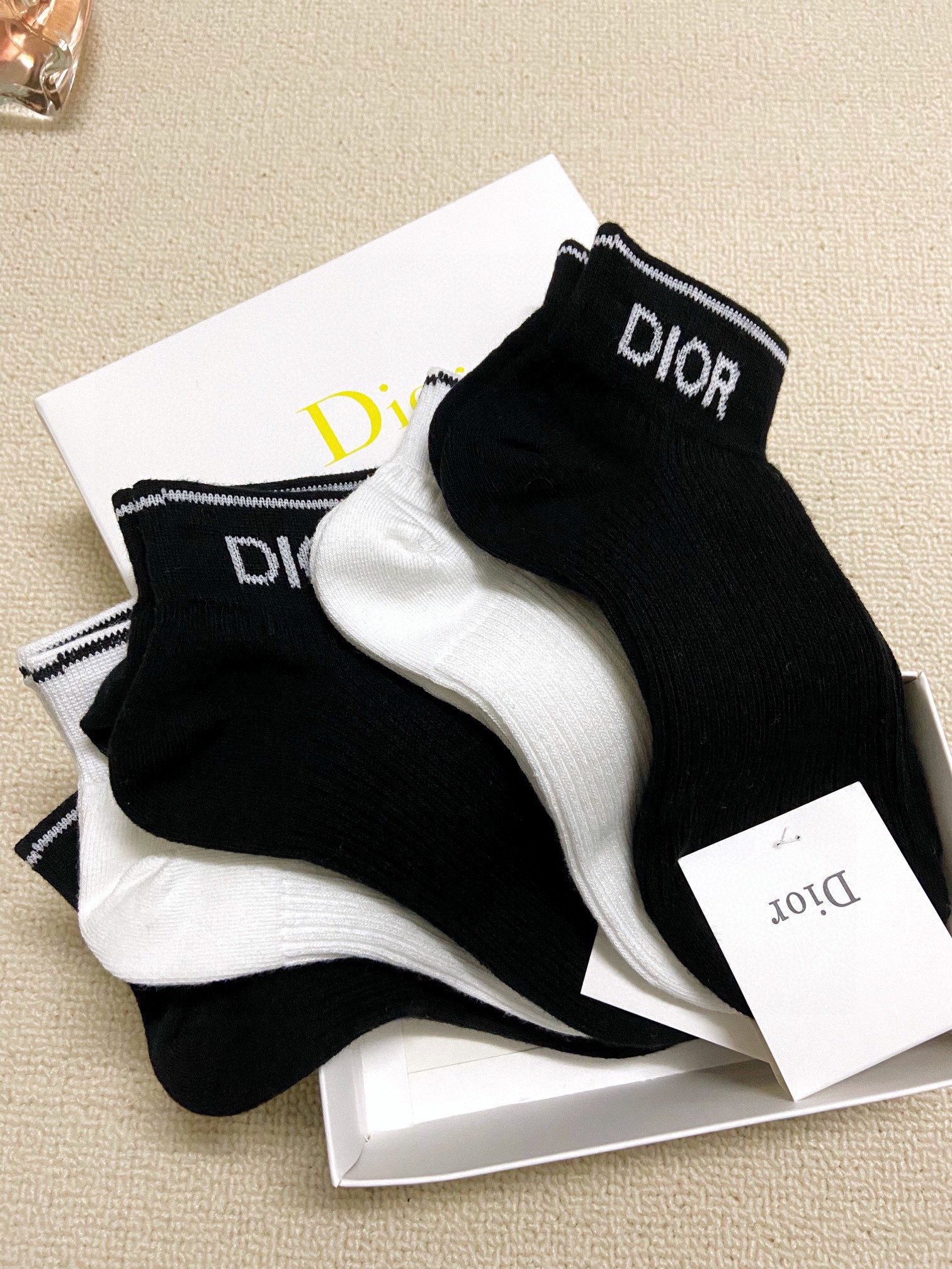 配包装一盒5双Dior迪奥字母纯棉短袜ins超火爆短袜纯棉面料潮人必备经典字母logo个性时尚百搭款你值