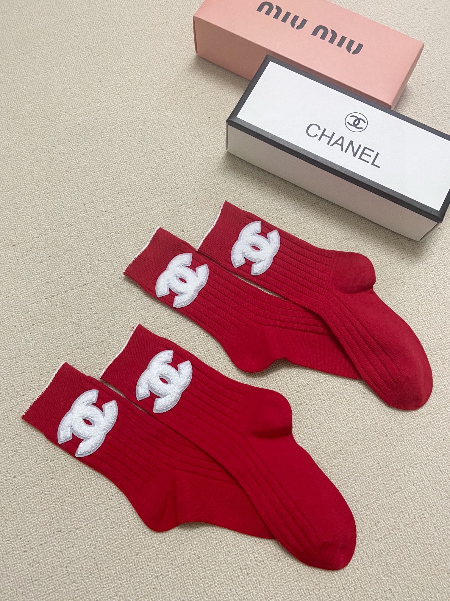 配包装一盒2双Chanel香奈儿经典字母logo双针针织纯棉中筒袜年袜ins爆款！专柜在售ing好看到爆