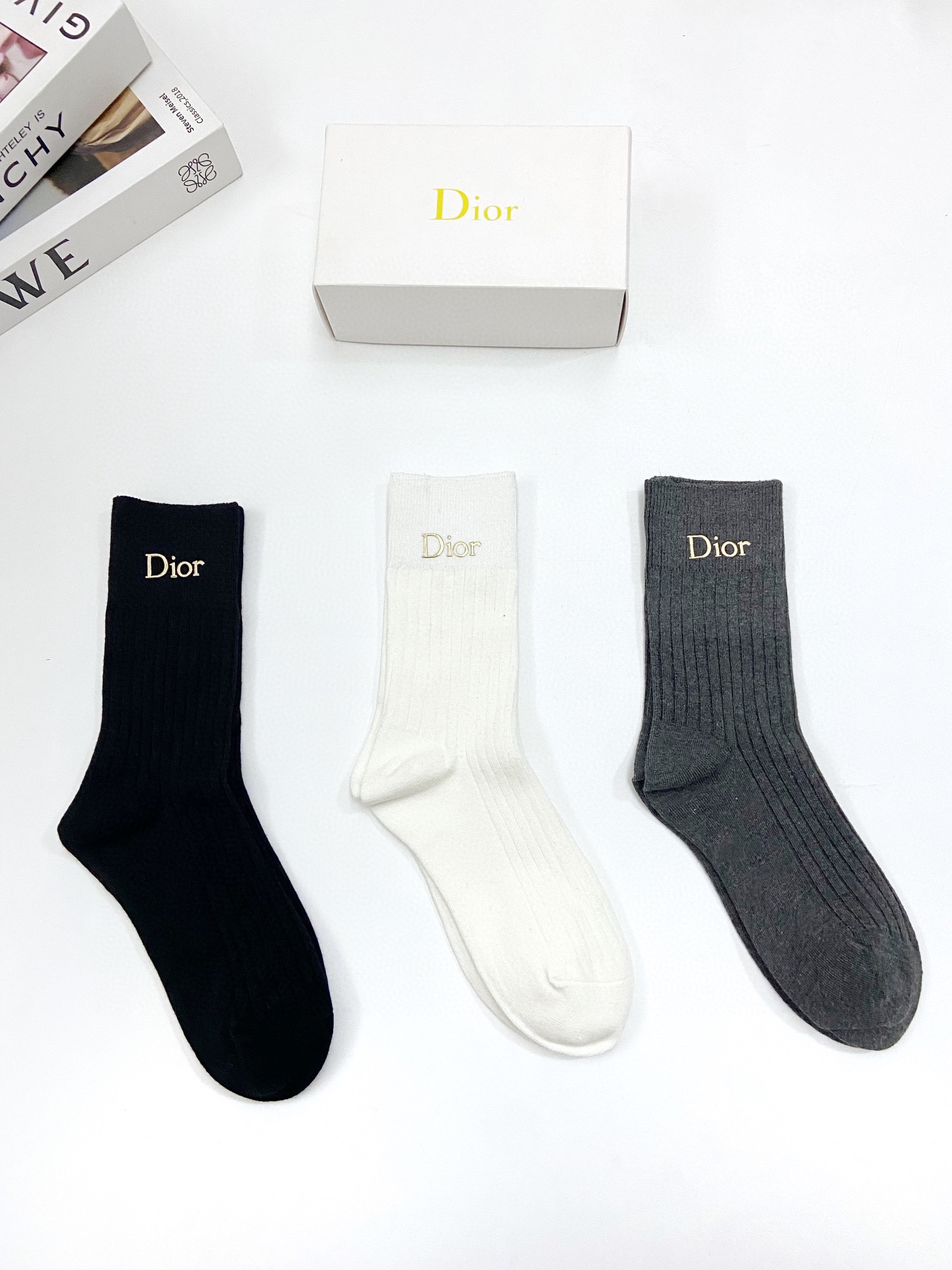 配包装一盒3双Dior迪奥爆款字母logo中筒袜小腿袜纯棉混纺材质超完美配色款式经典专柜同步发售ins爆