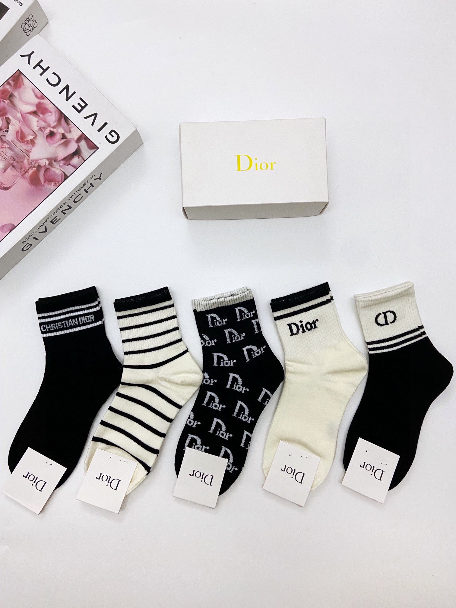 配包装一盒5双Dior迪奥经典字母logo纯棉中筒袜ins超火爆红人同款精美面料潮人必备经典配色个性时尚
