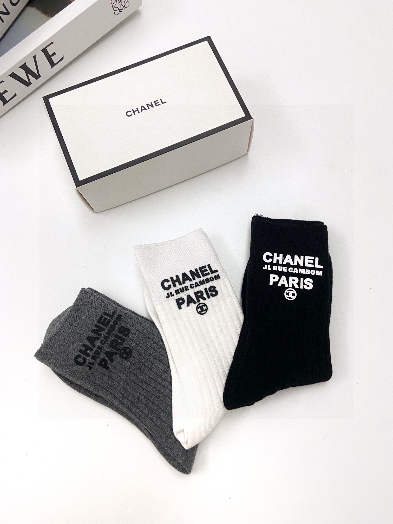 配包装一盒3双Chanel香奈儿经典字母logo纯棉中筒袜小腿袜ins爆款！专柜在售ing好看到爆炸！超