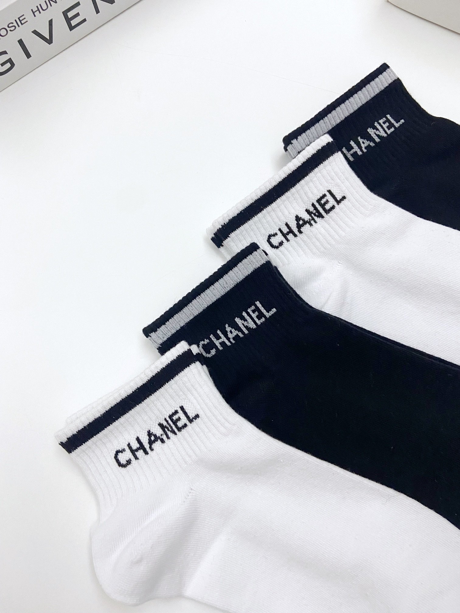配包装一盒4双Chanel香奈儿经典字母logo纯棉短袜ins超火爆短袜纯棉面料潮人必备经典配色个性时尚
