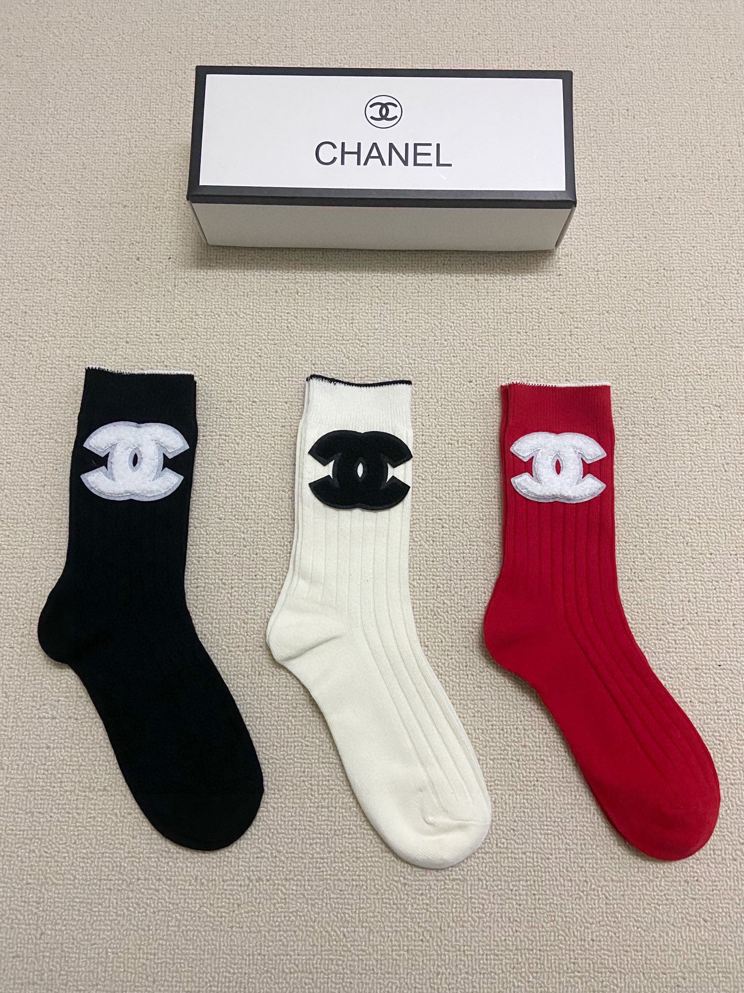 配包装一盒3双Chanel香奈儿经典字母logo双针针织纯棉中筒袜ins爆款！专柜在售ing好看到爆炸！