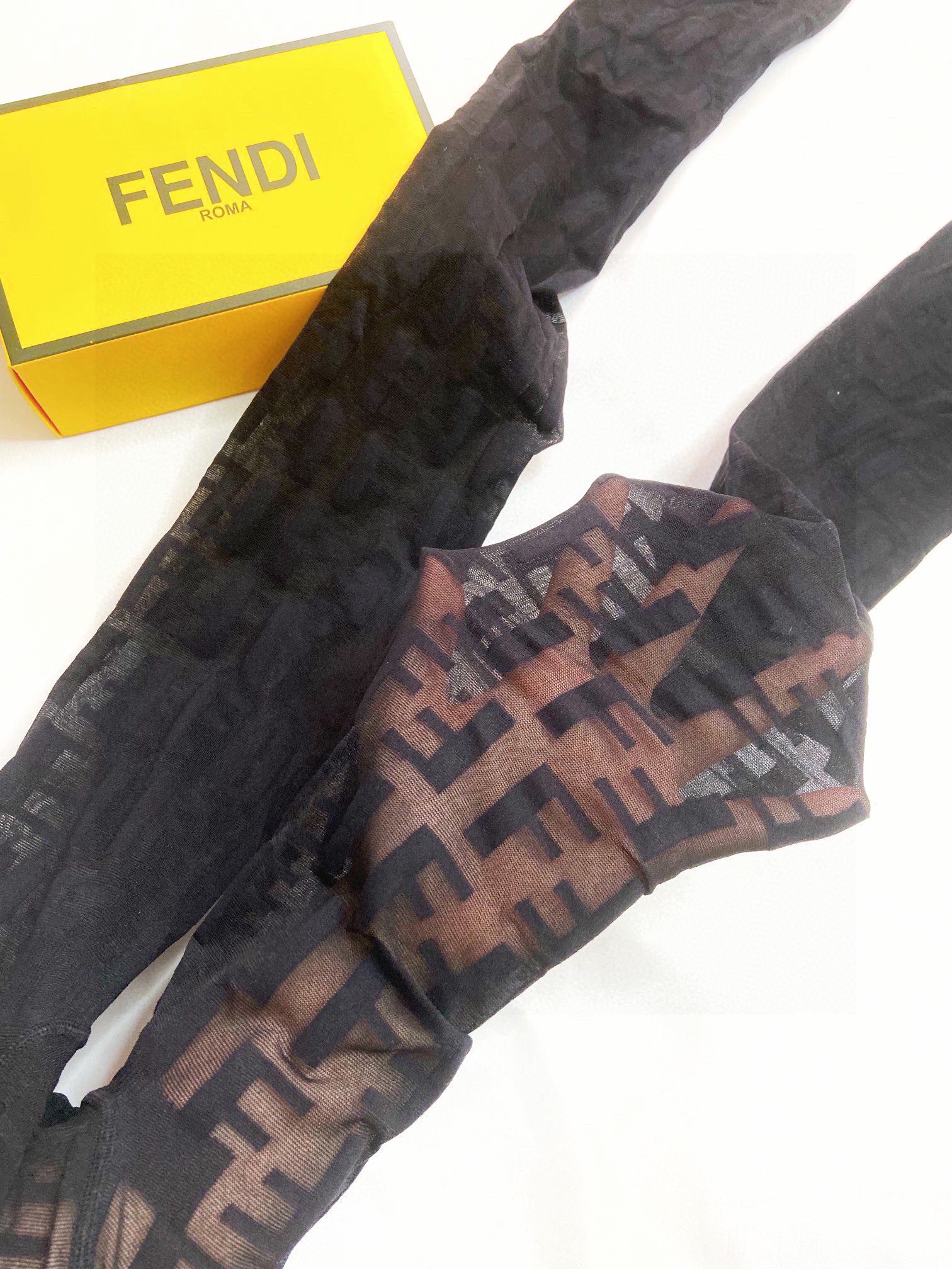 配包装一盒一双FENDI双F经典植绒老花字母丝袜好看到爆炸欧美大牌丝袜一比一高版本制作可以看得到的工艺！