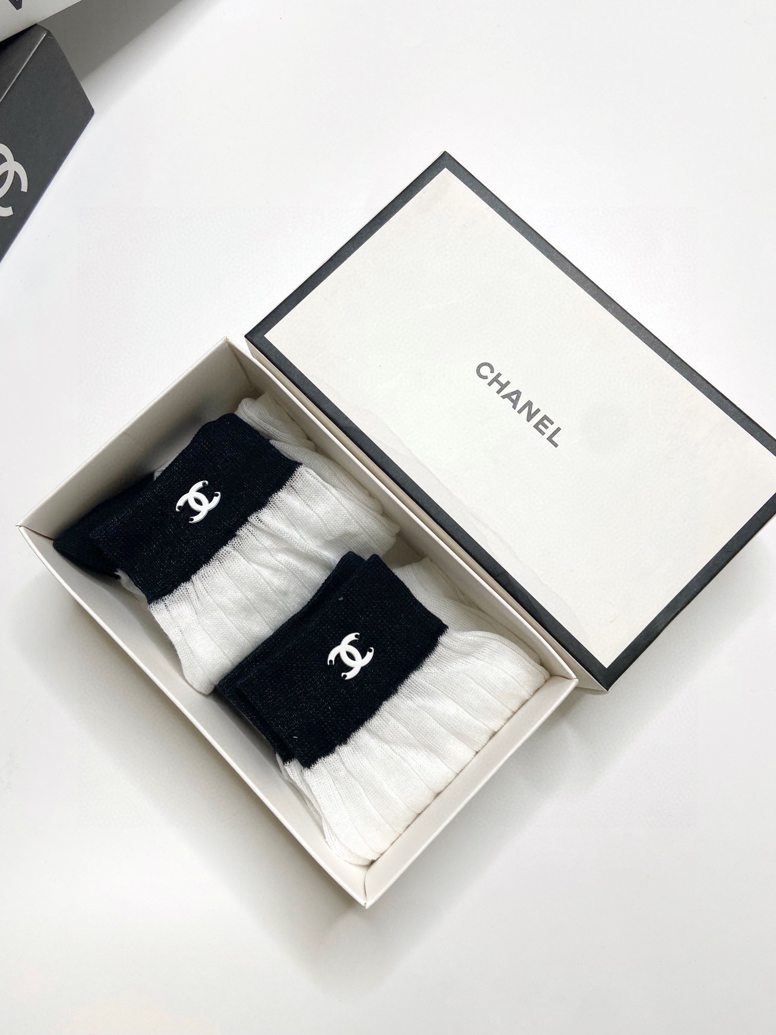 配包装一盒2双Chanel香奈儿经典双C字母logo纯棉中筒袜重工装饰个性时尚ins爆款！专柜在售ing