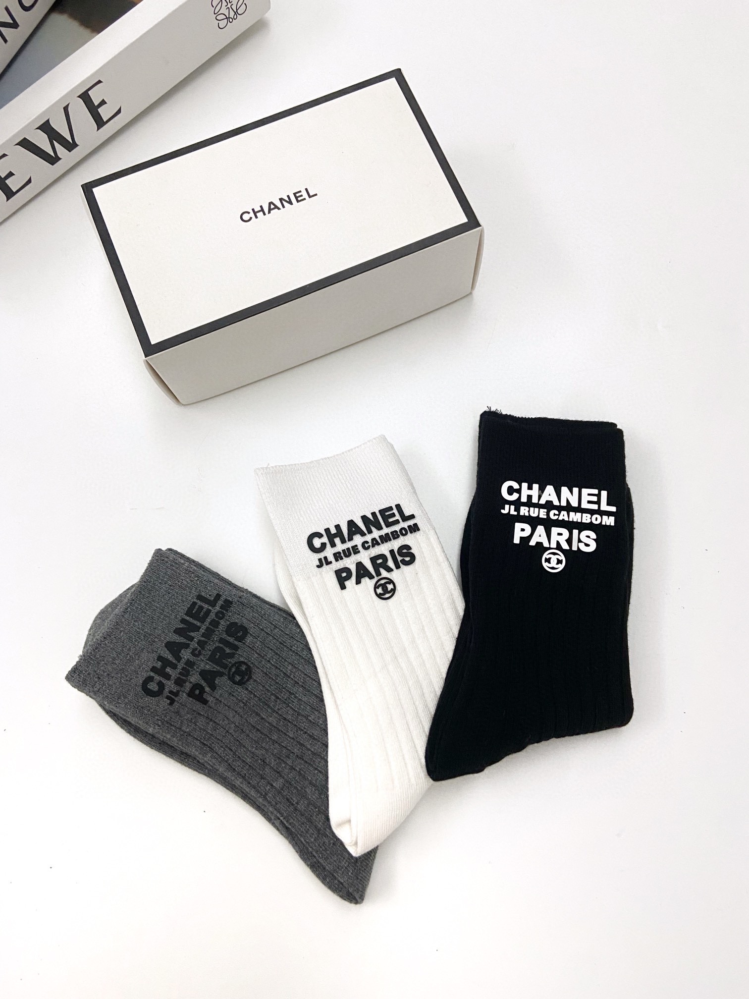 配包装一盒3双Chanel香奈儿经典字母logo纯棉中筒袜小腿袜ins爆款！专柜在售ing好看到爆炸！超