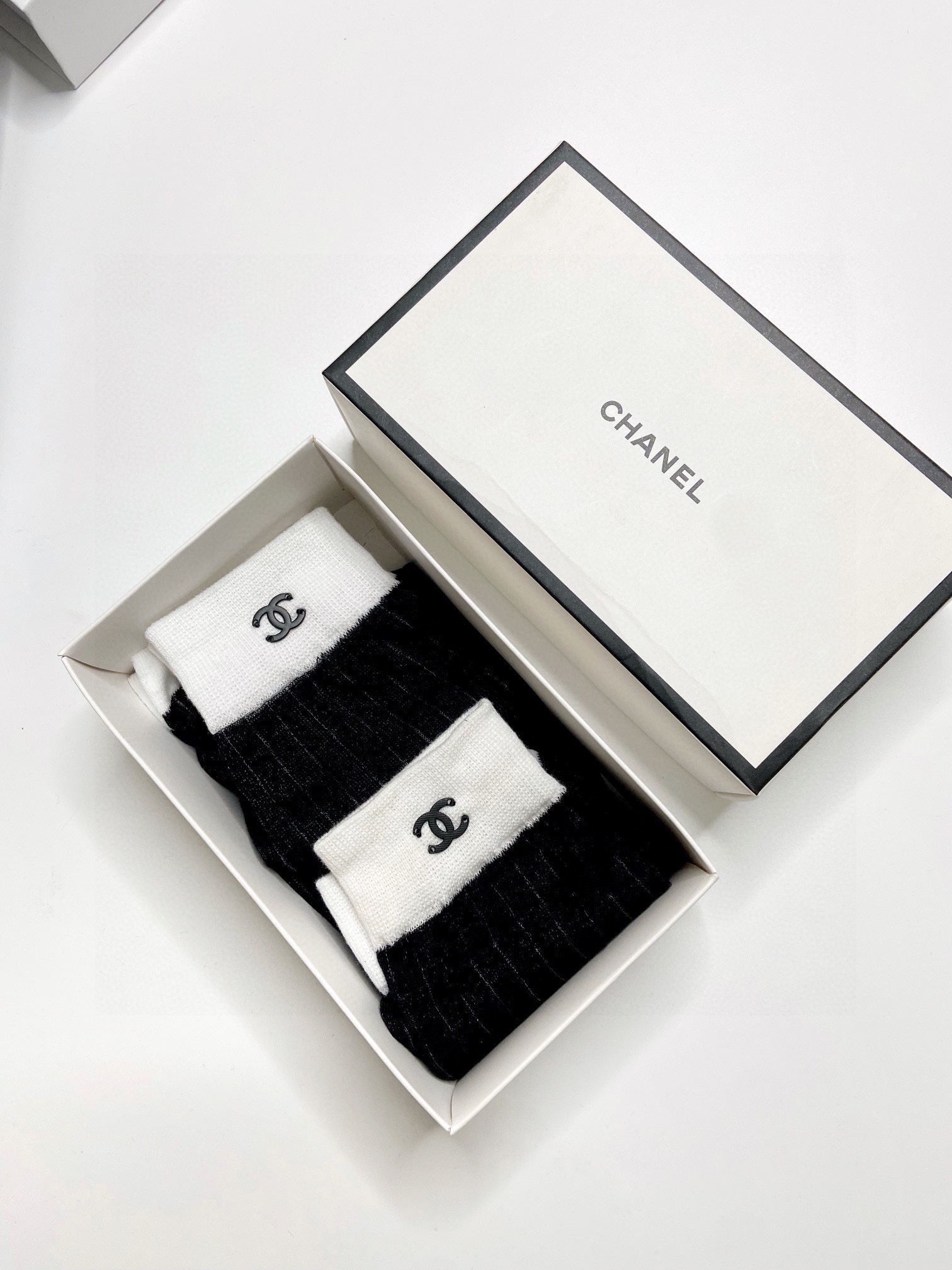配包装一盒2双Chanel香奈儿经典双C字母logo纯棉中筒袜重工装饰个性时尚ins爆款！专柜在售ing